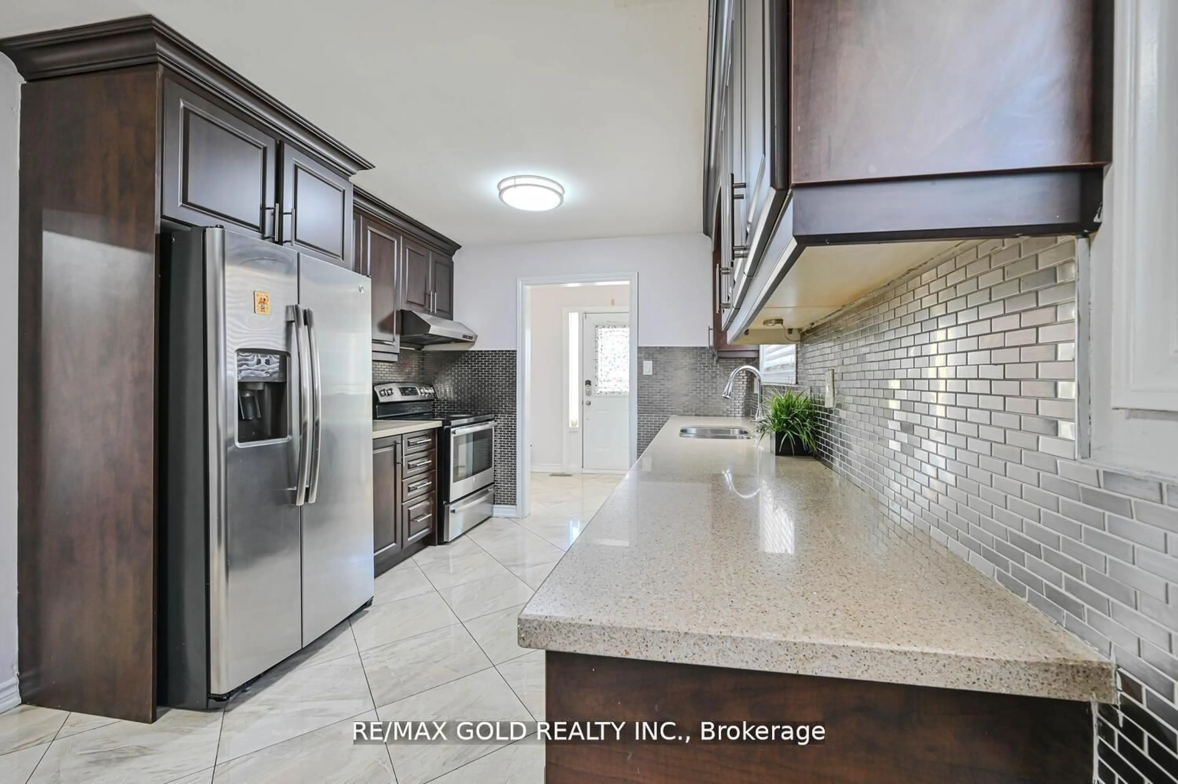 Open concept kitchen, ceramic/tile floor for 7362 Redstone Rd, Mississauga Ontario L4T 2A9