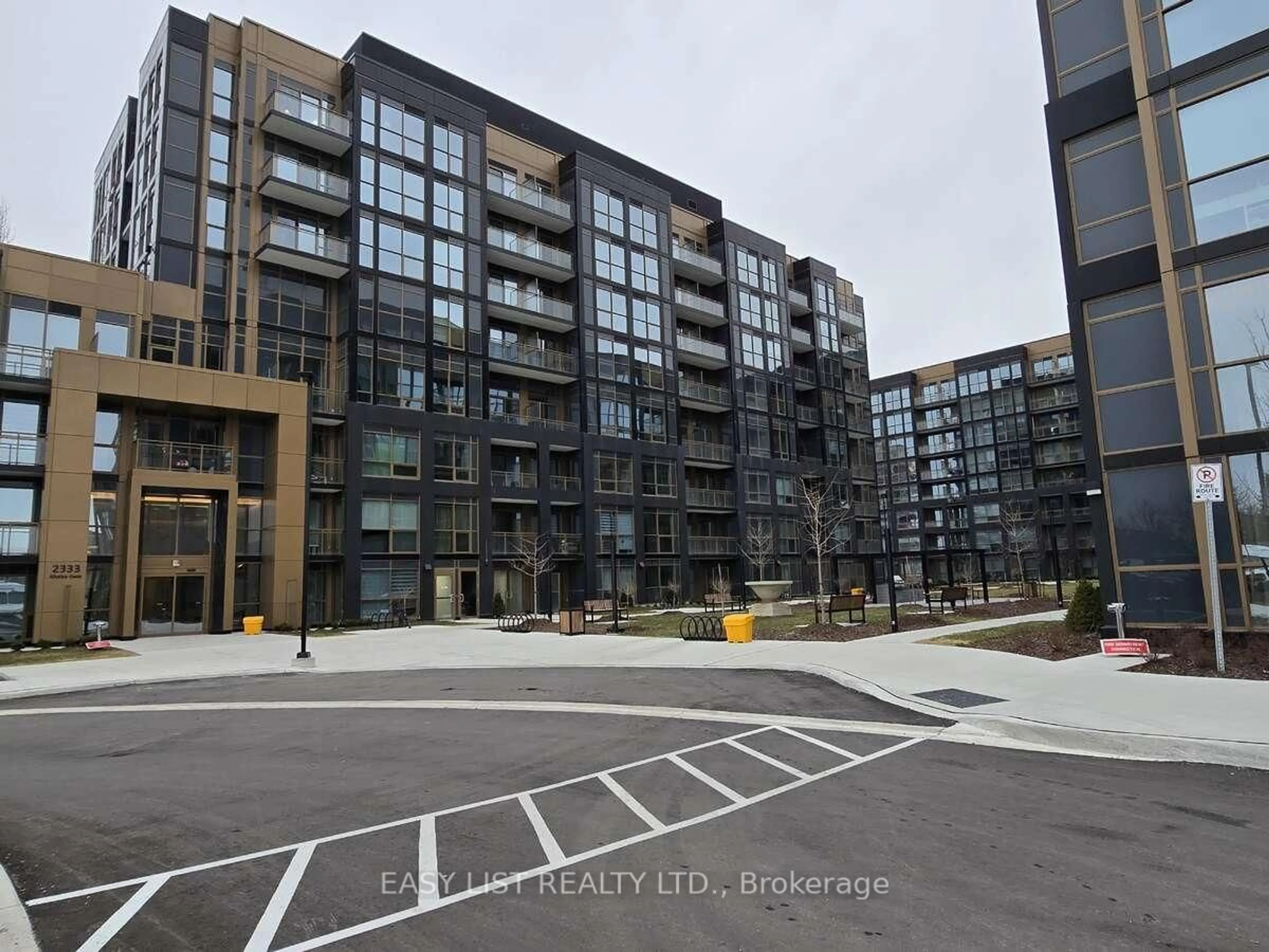 A pic from outside/outdoor area/front of a property/back of a property/a pic from drone, street for 2333 Khalsa Gate, Oakville Ontario L6M 4J2