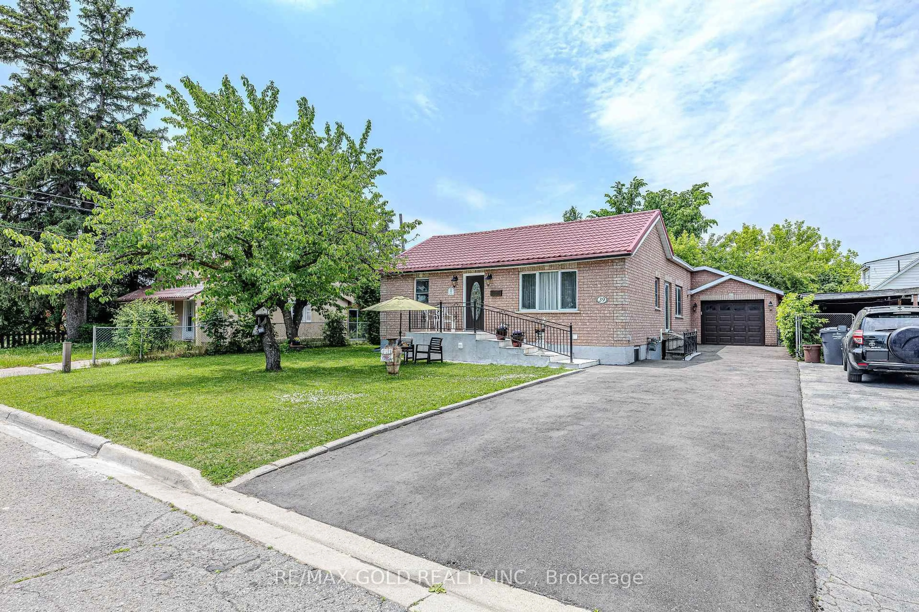A pic from outside/outdoor area/front of a property/back of a property/a pic from drone, street for 11 Elverton Cres, Brampton Ontario L7A 4Z4