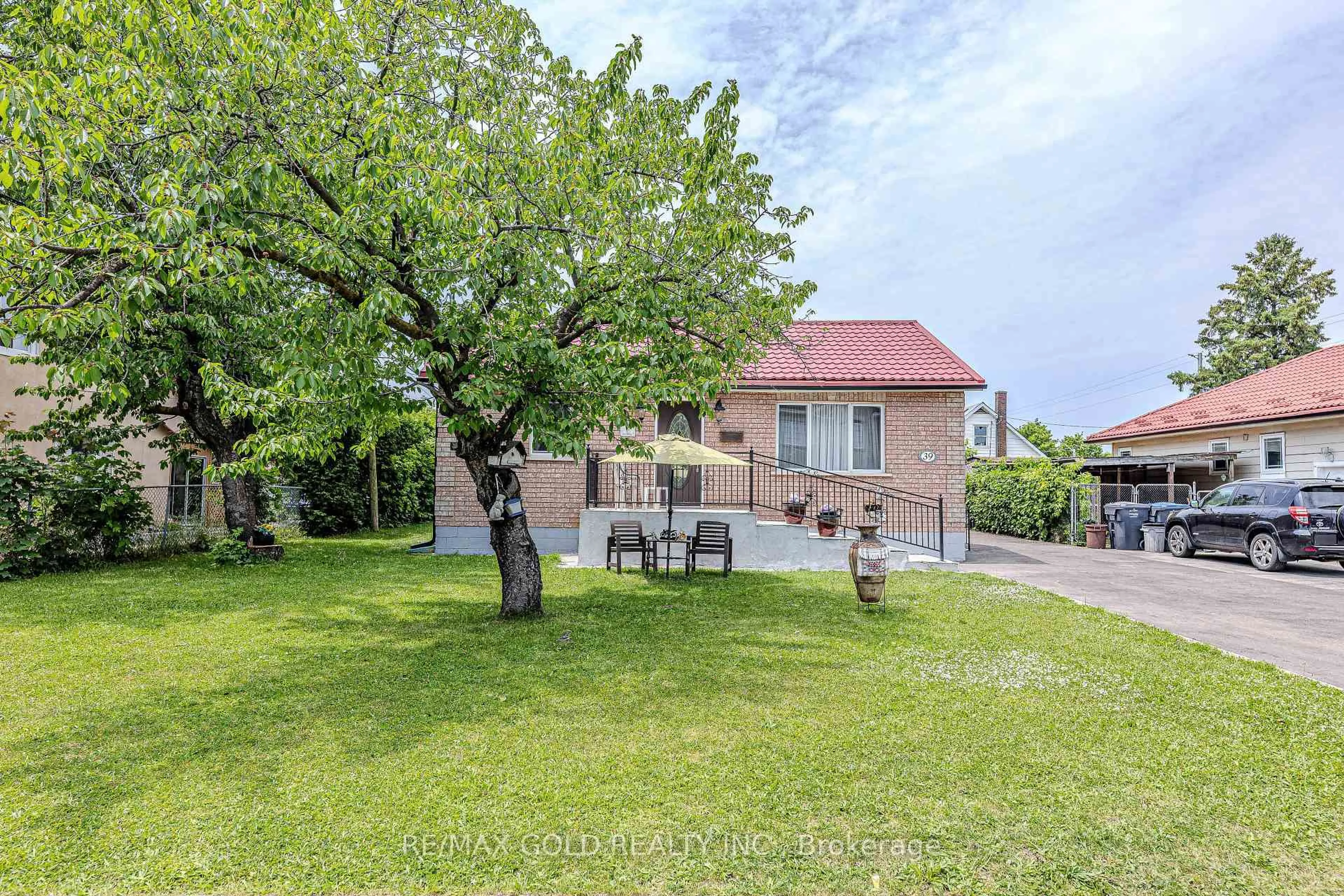 A pic from outside/outdoor area/front of a property/back of a property/a pic from drone, street for 11 Elverton Cres, Brampton Ontario L7A 4Z4