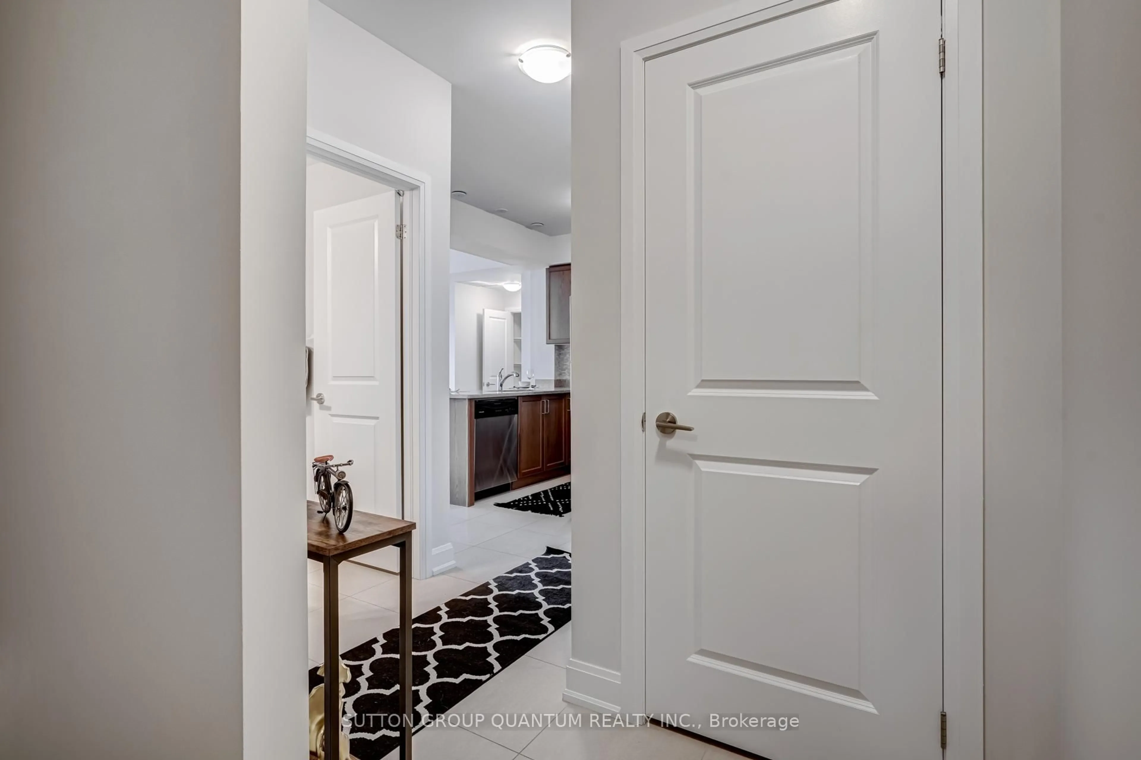 Indoor entryway for 275 Roxton Rd #201, Oakville Ontario L6H 7K3