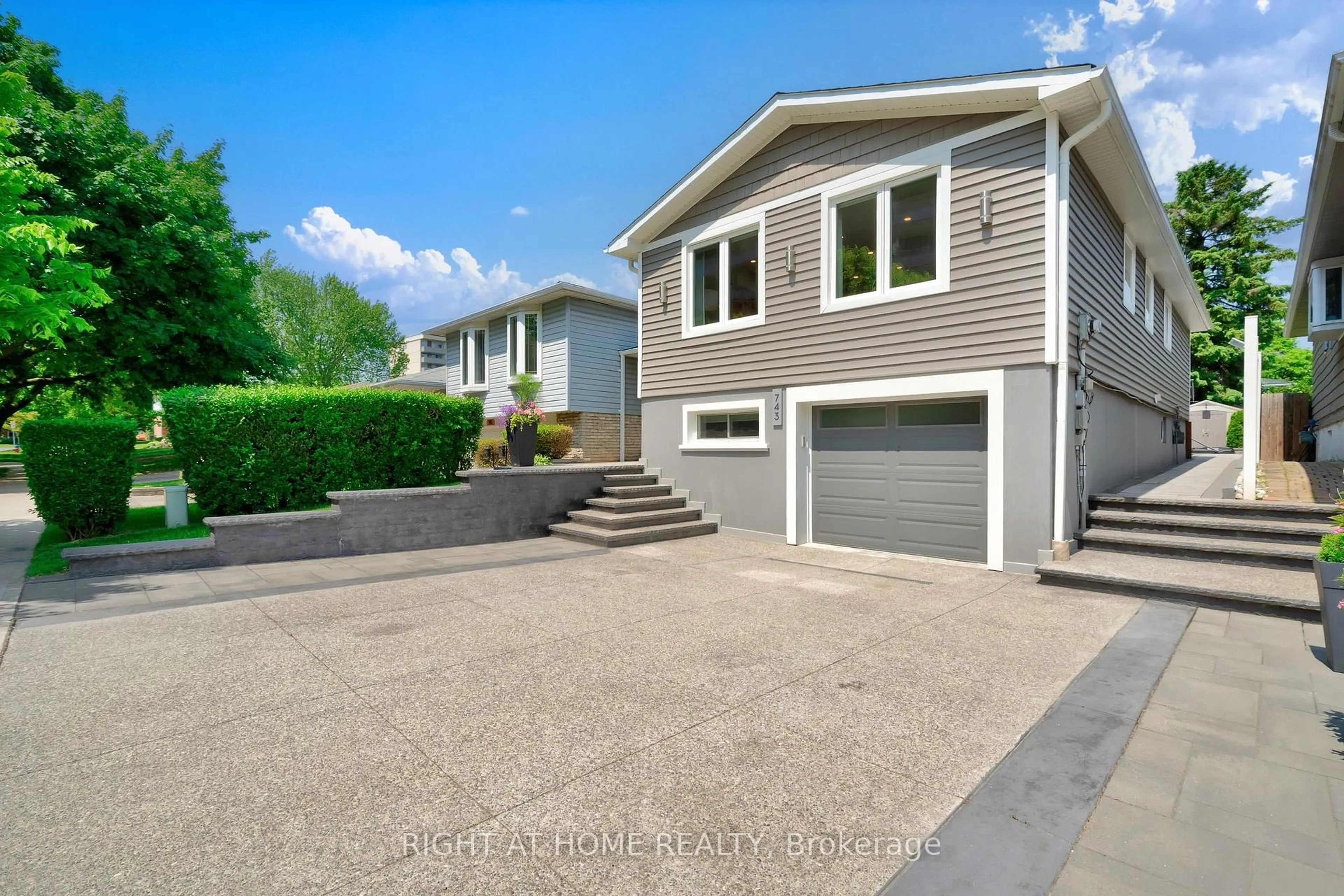 Home with vinyl exterior material, street for 743 Hager Ave, Burlington Ontario L7S 1W9