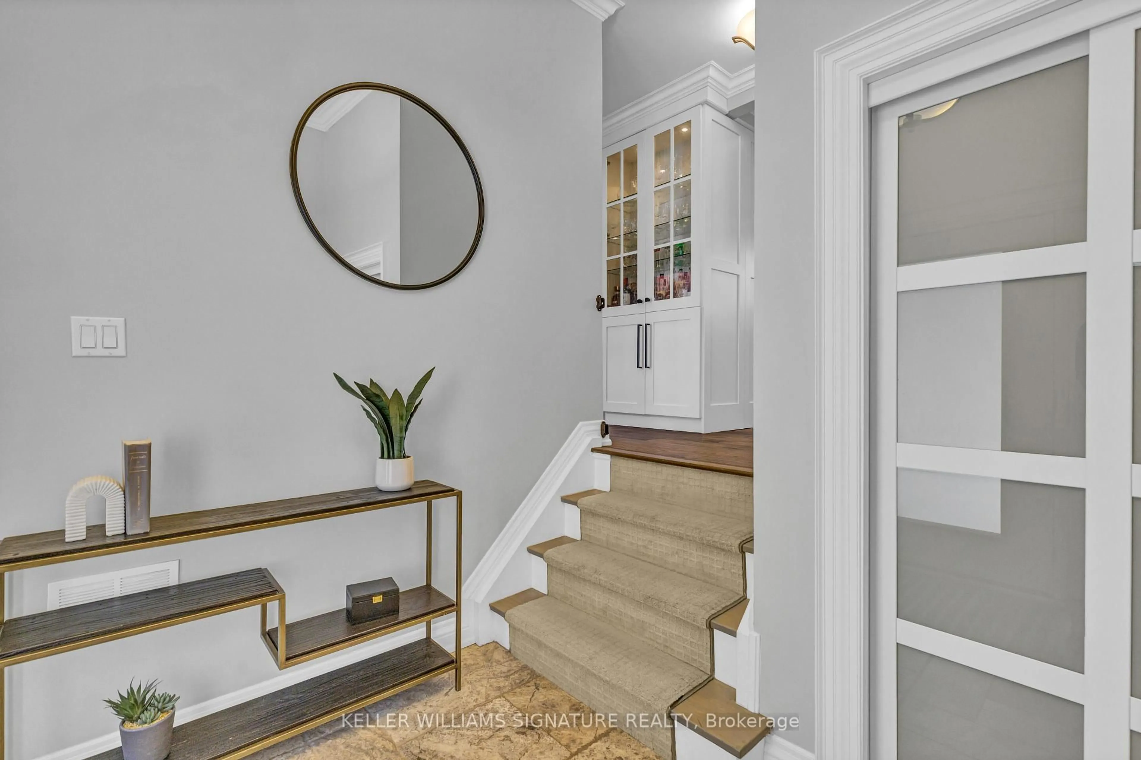Indoor entryway for 502 Pinedale Ave, Burlington Ontario L7L 3W1