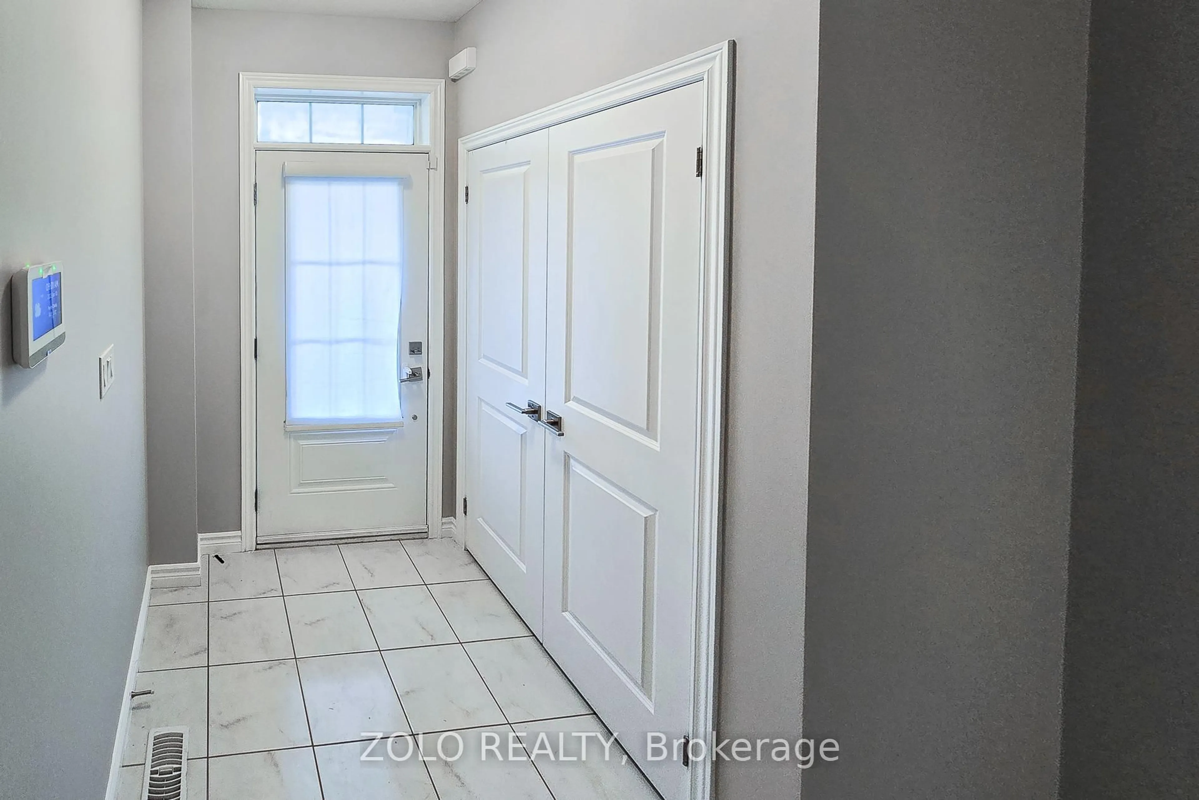 Indoor entryway for 445 Ontario St #14, Milton Ontario L9T 9K2
