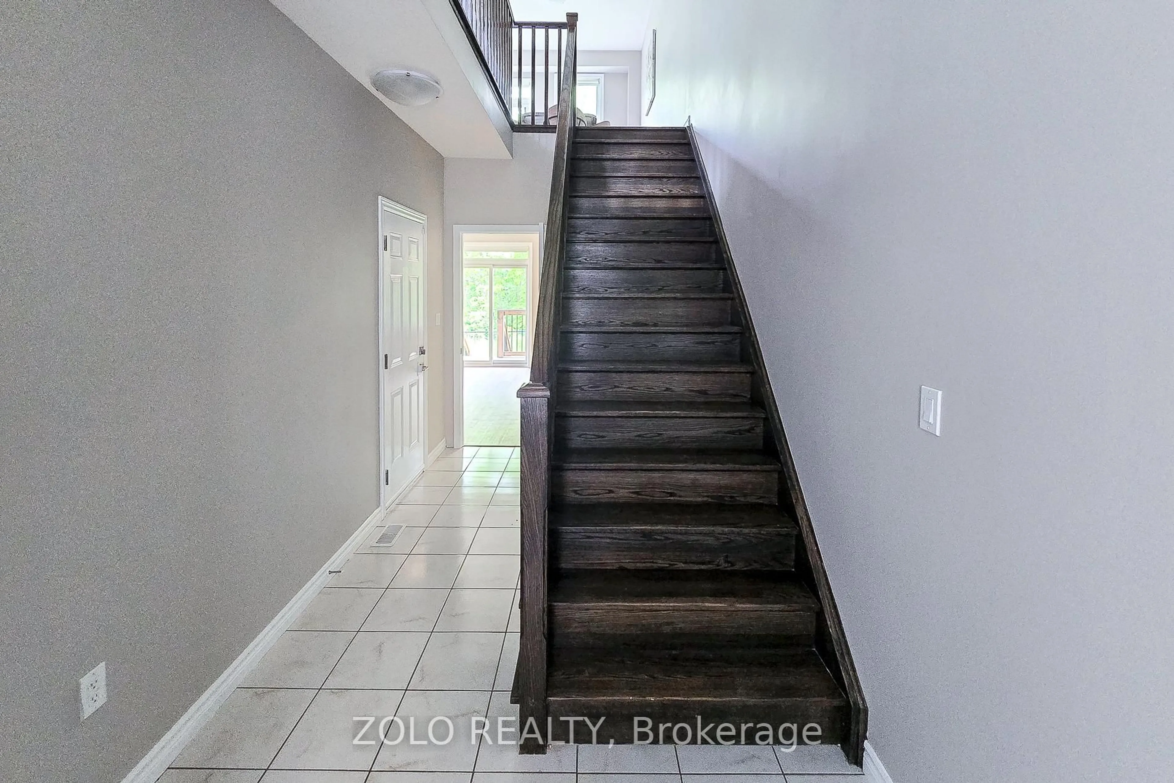 Indoor entryway for 445 Ontario St #14, Milton Ontario L9T 9K2
