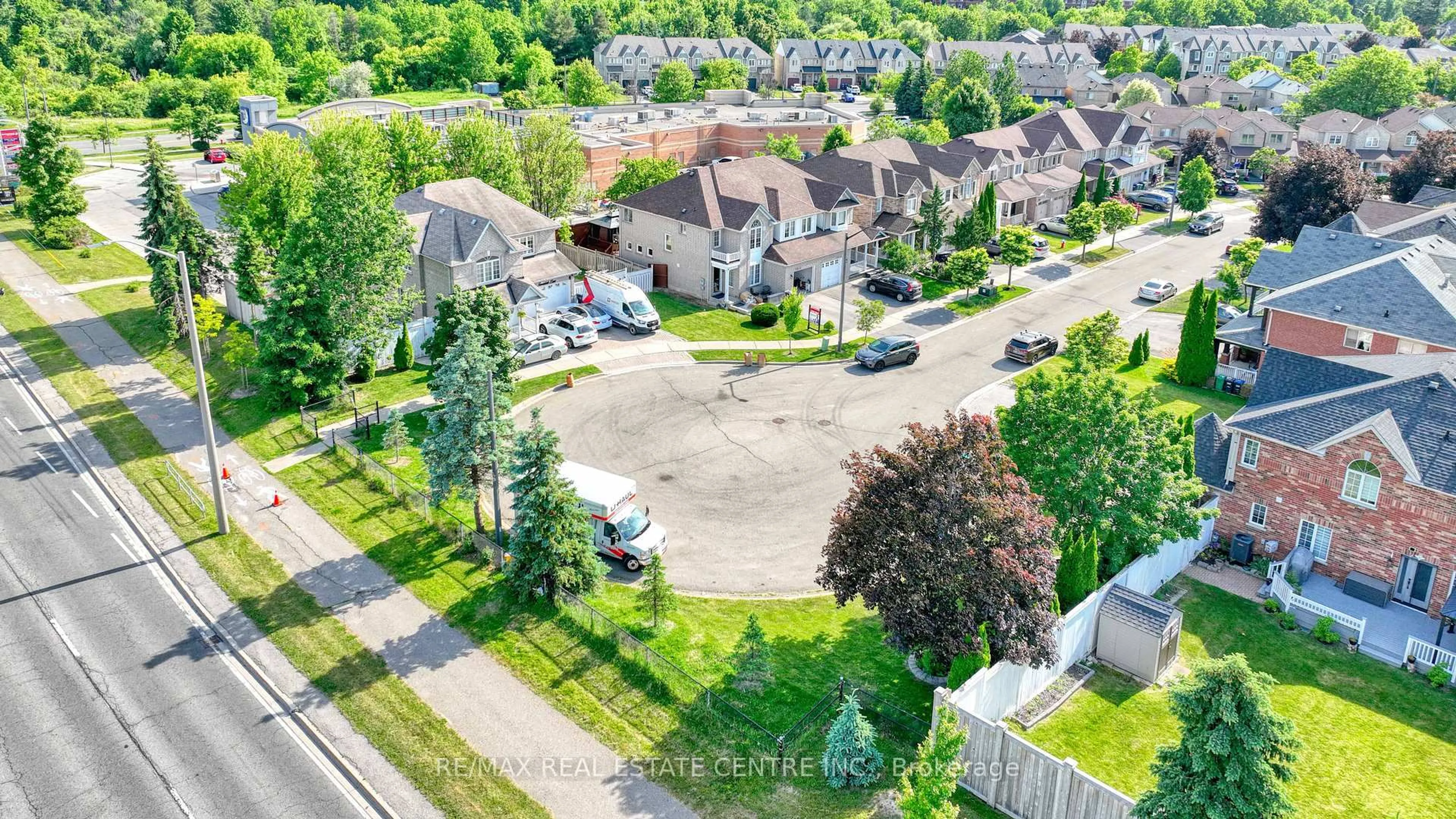 A pic from outside/outdoor area/front of a property/back of a property/a pic from drone, street for 7212 Torrisdale Lane, Mississauga Ontario L5N 7Y8