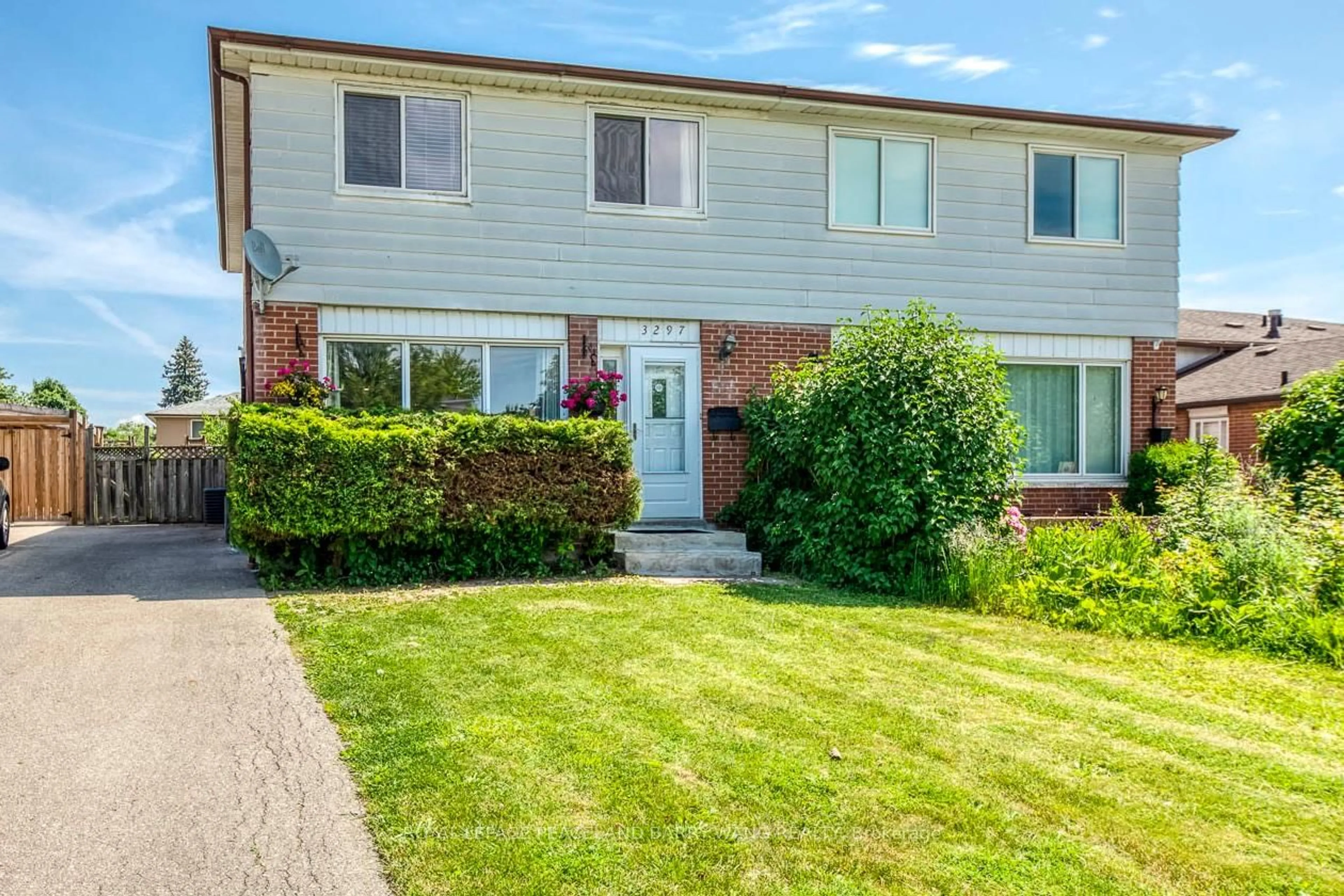 Home with vinyl exterior material, street for 3297 Grechen Rd, Mississauga Ontario L5C 1X8