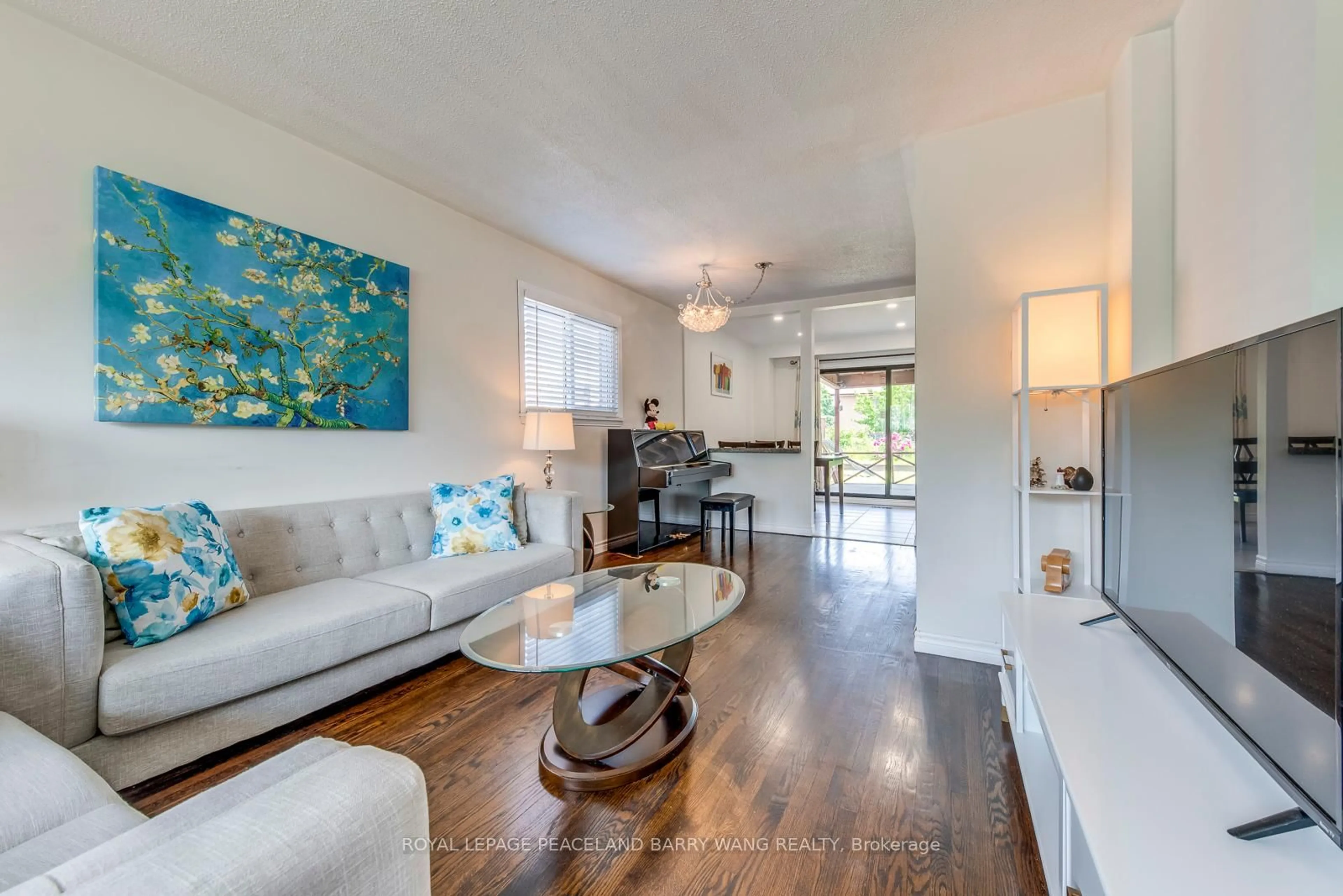 Living room with furniture, unknown for 3297 Grechen Rd, Mississauga Ontario L5C 1X8