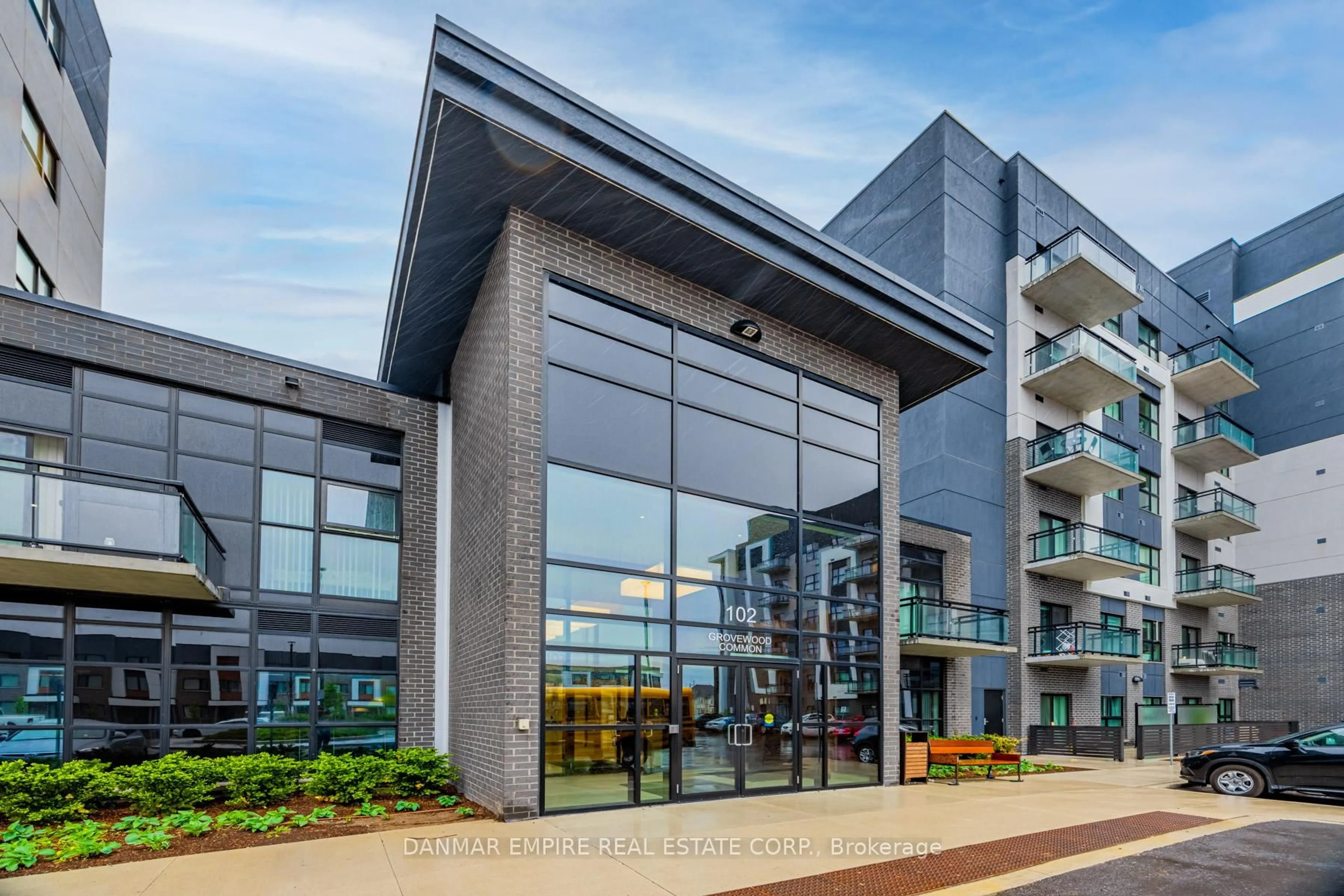 Indoor foyer for 102 Grovewood Common Rd #305, Oakville Ontario L6H 0X2