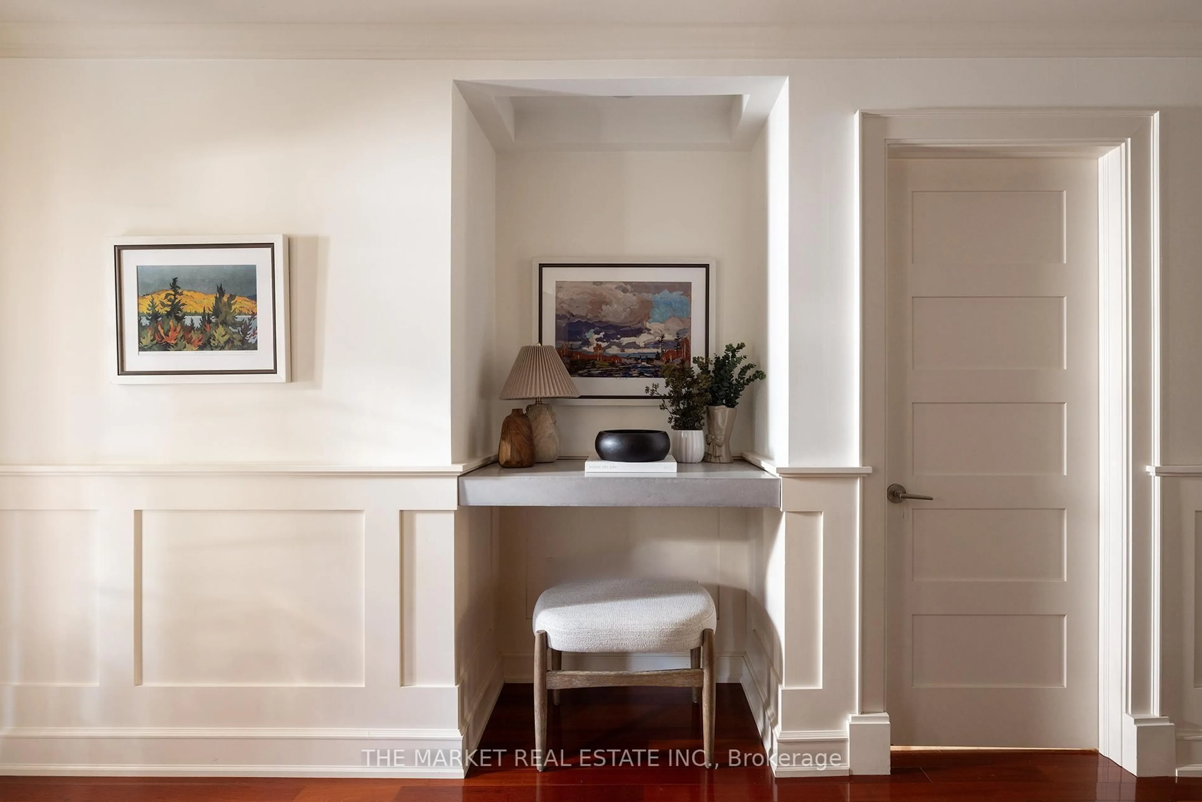 Indoor entryway for 415 Queen Mary Dr, Oakville Ontario L6K 3M2