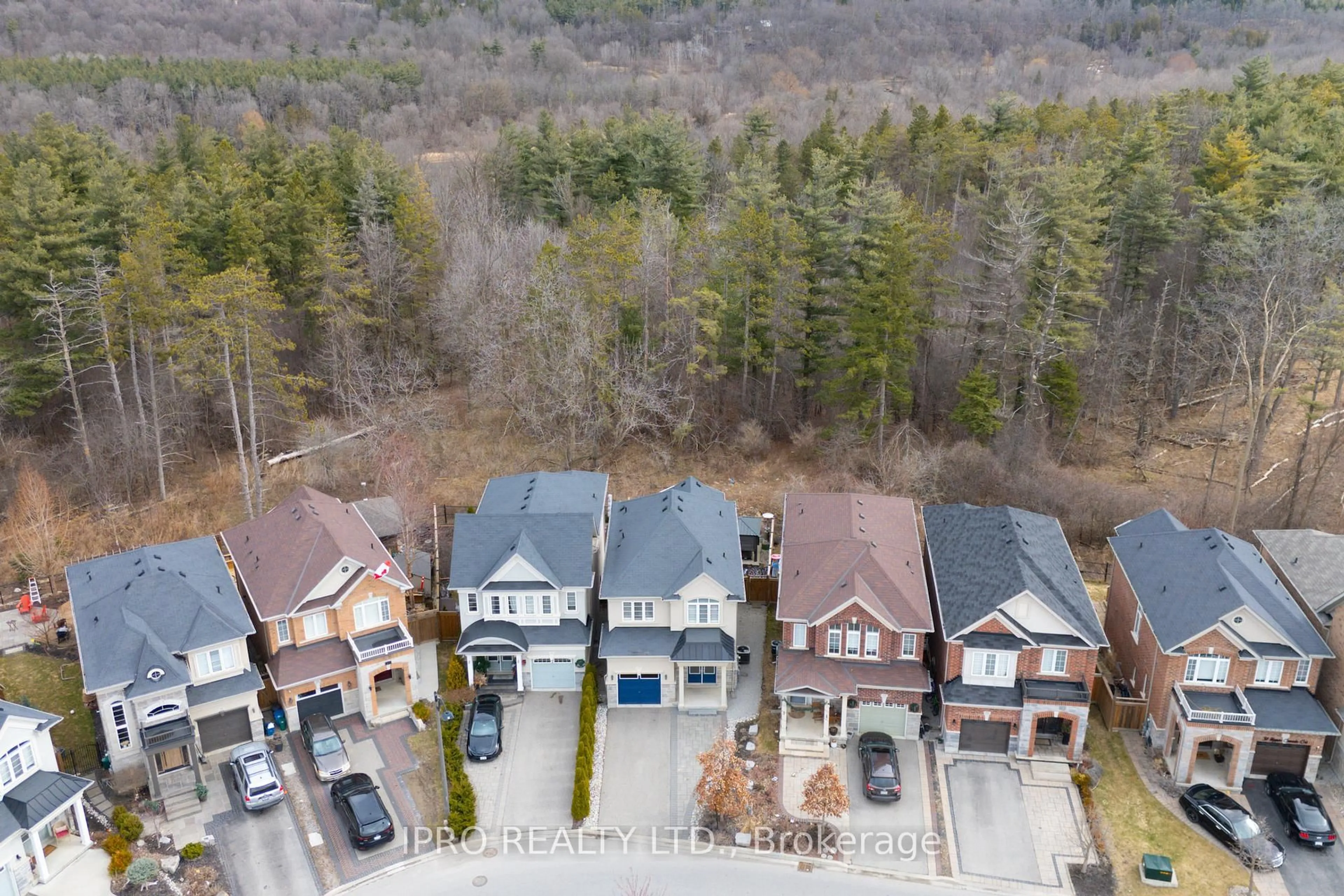 A pic from outside/outdoor area/front of a property/back of a property/a pic from drone, unknown for 25 Upper Canada Crt, Halton Hills Ontario L7G 0K9
