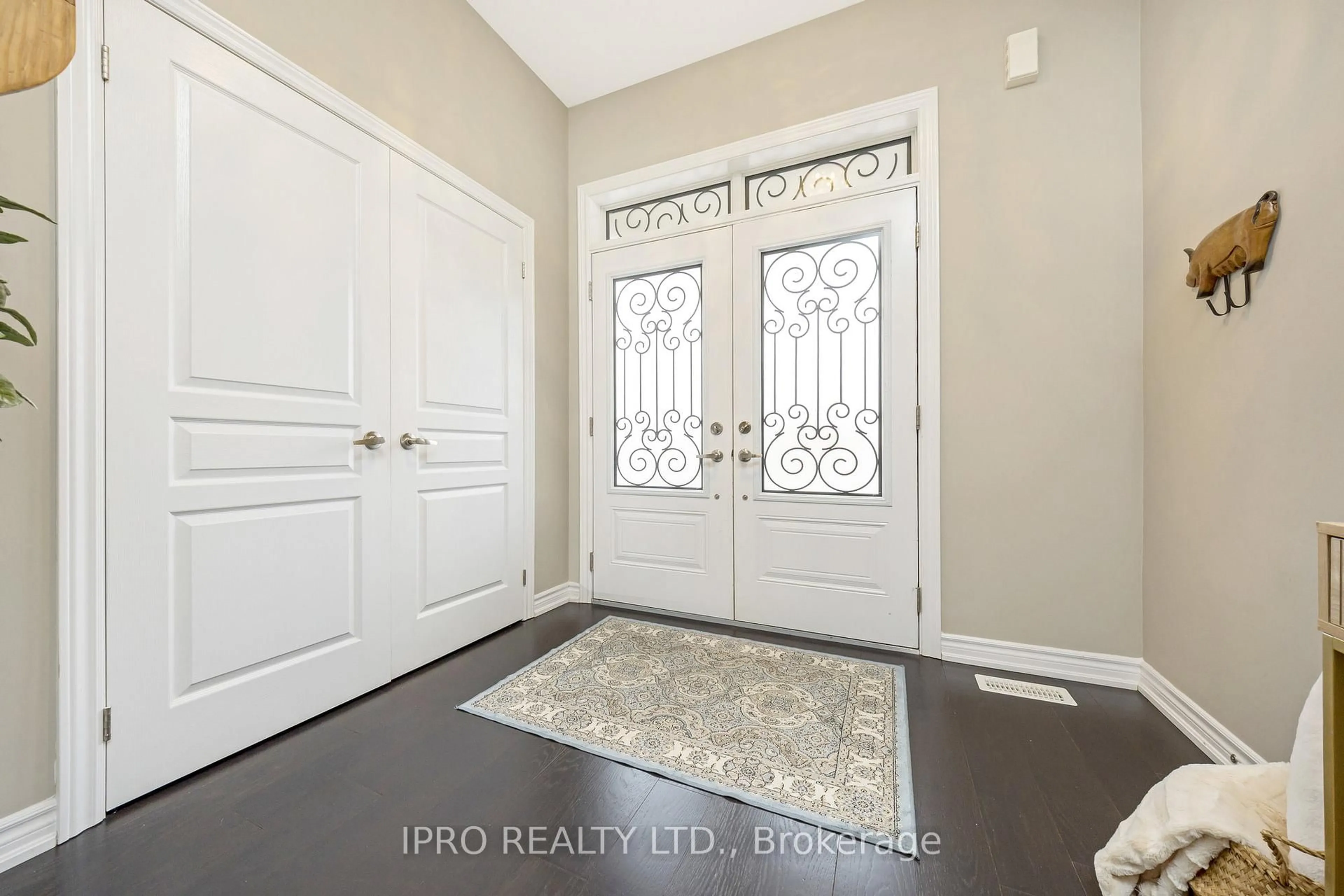 Indoor entryway for 25 Upper Canada Crt, Halton Hills Ontario L7G 0K9