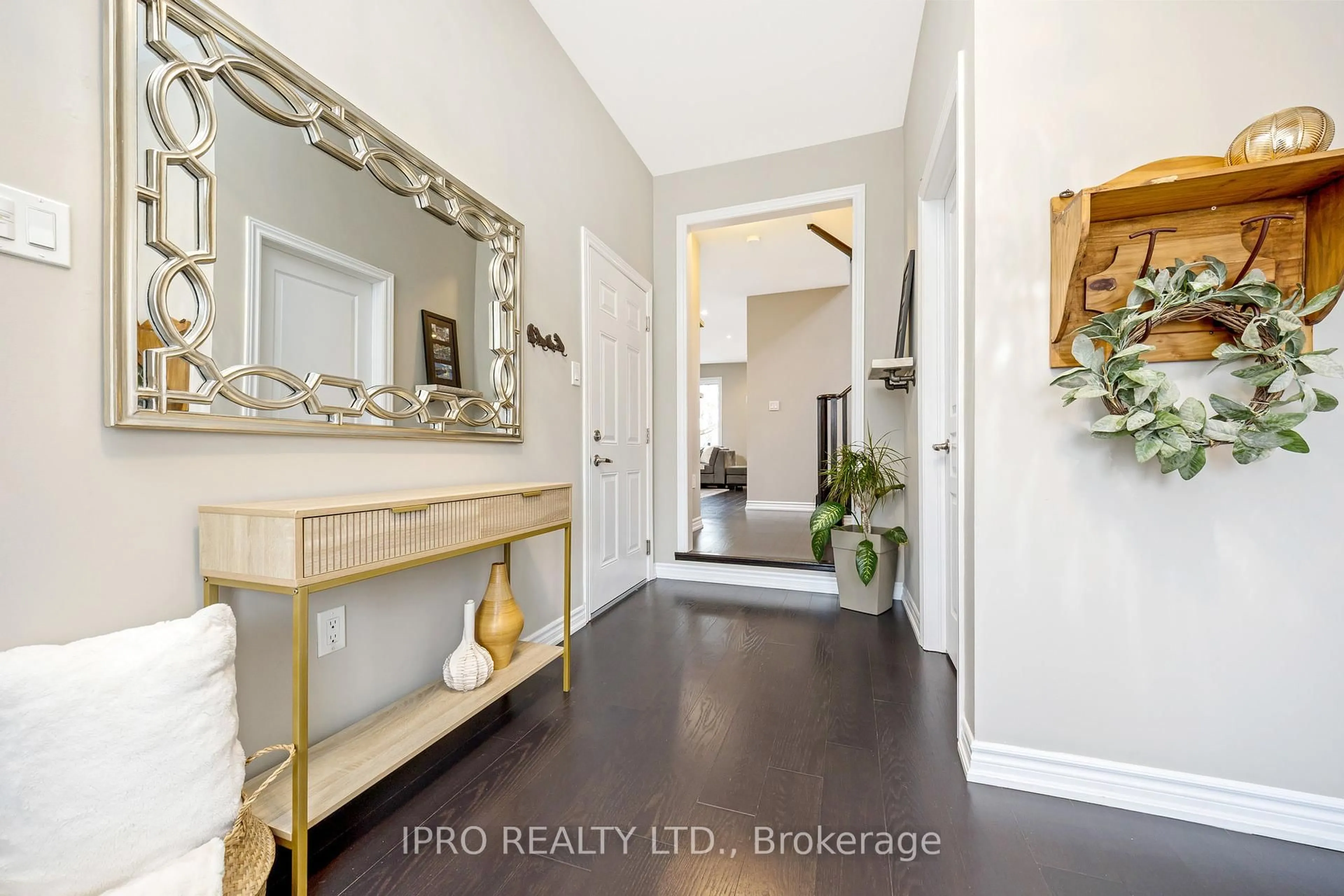 Indoor entryway for 25 Upper Canada Crt, Halton Hills Ontario L7G 0K9