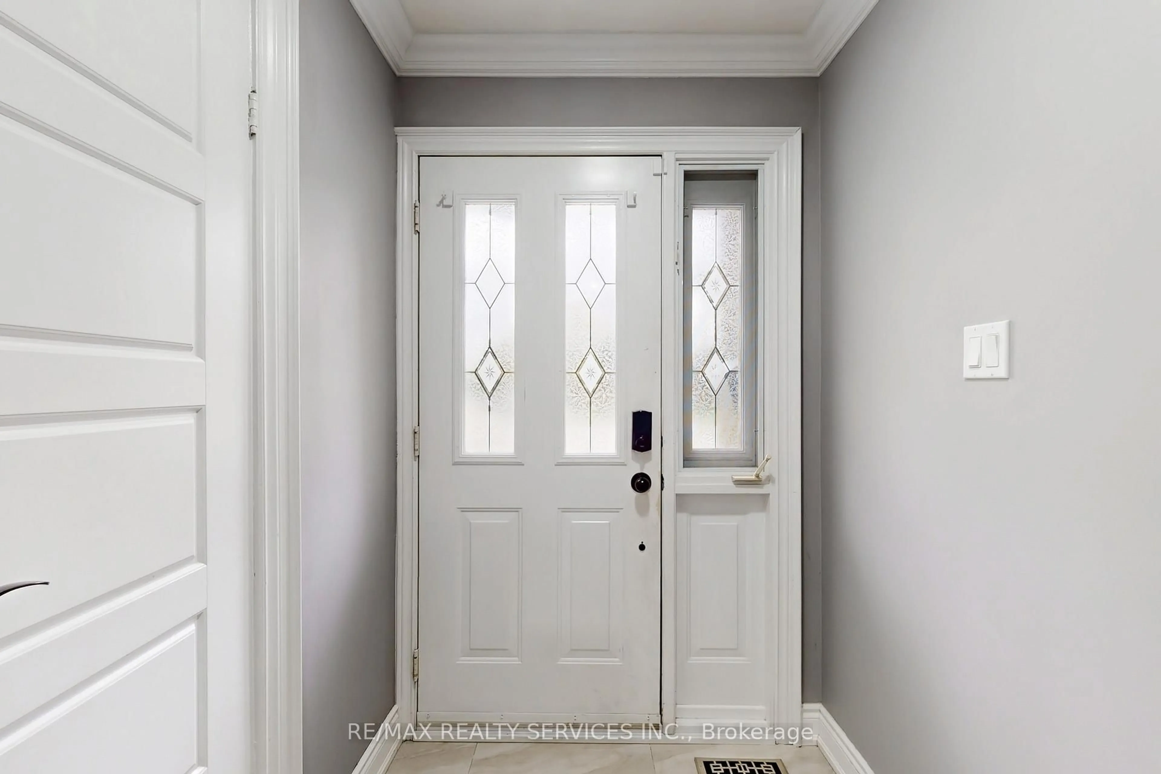 Indoor entryway for 53 Geneva Cres, Brampton Ontario L6S 1K7