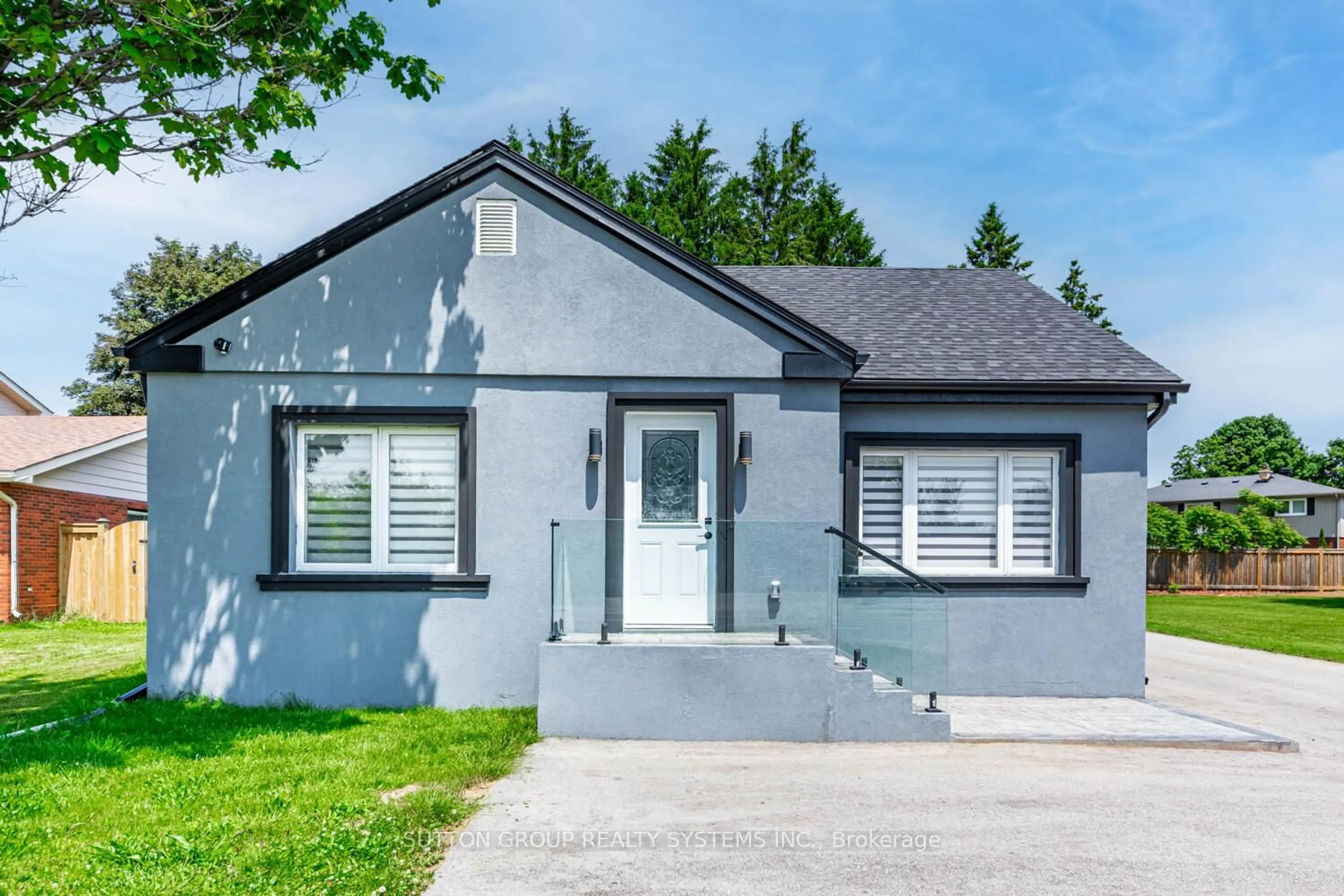 Home with vinyl exterior material, street for 18493 Hurontario St, Caledon Ontario L7K 0X8