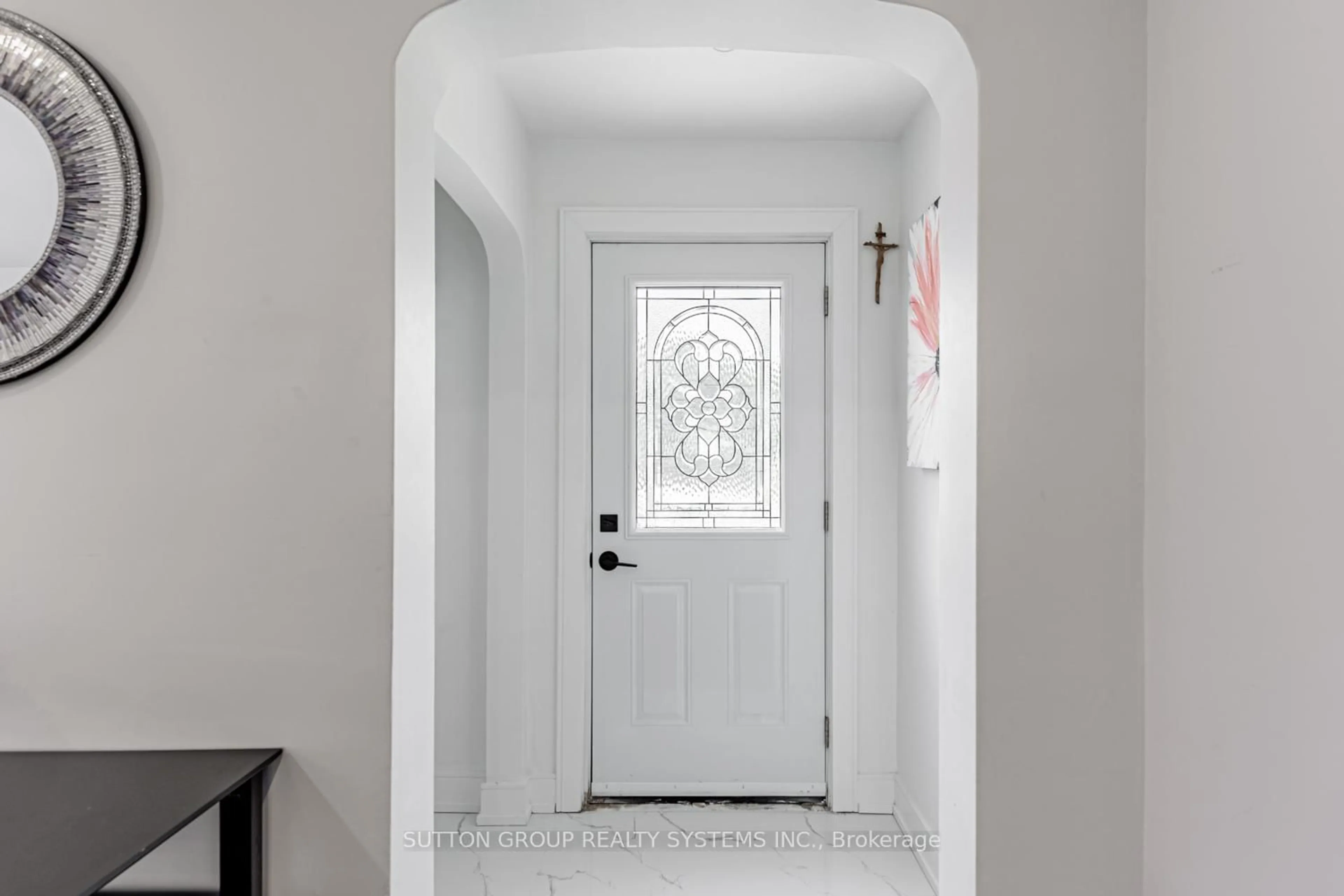 Indoor entryway for 18493 Hurontario St, Caledon Ontario L7K 0X8