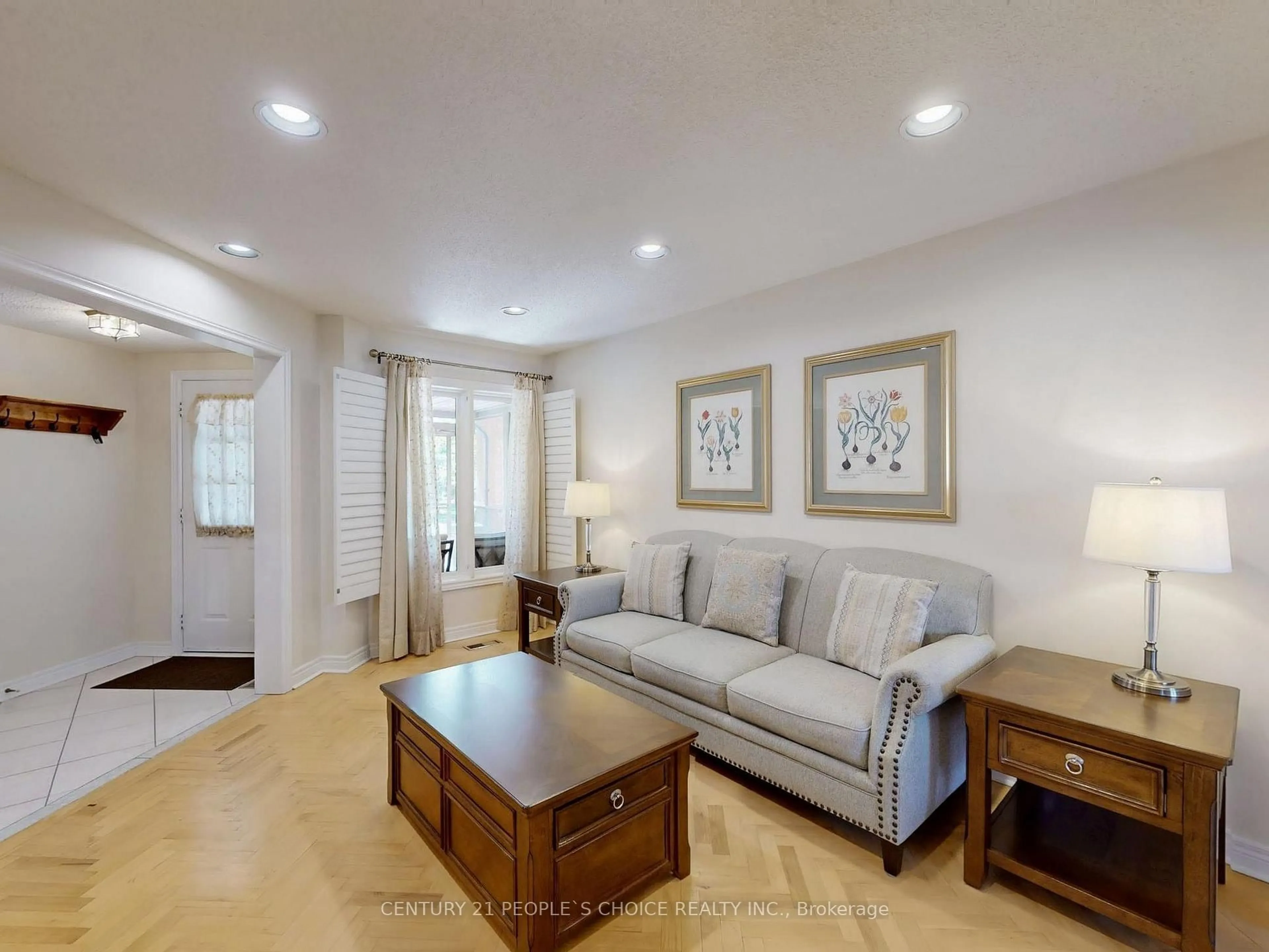 Living room with furniture, unknown for 5731 Mersey St, Mississauga Ontario L5V 1V7