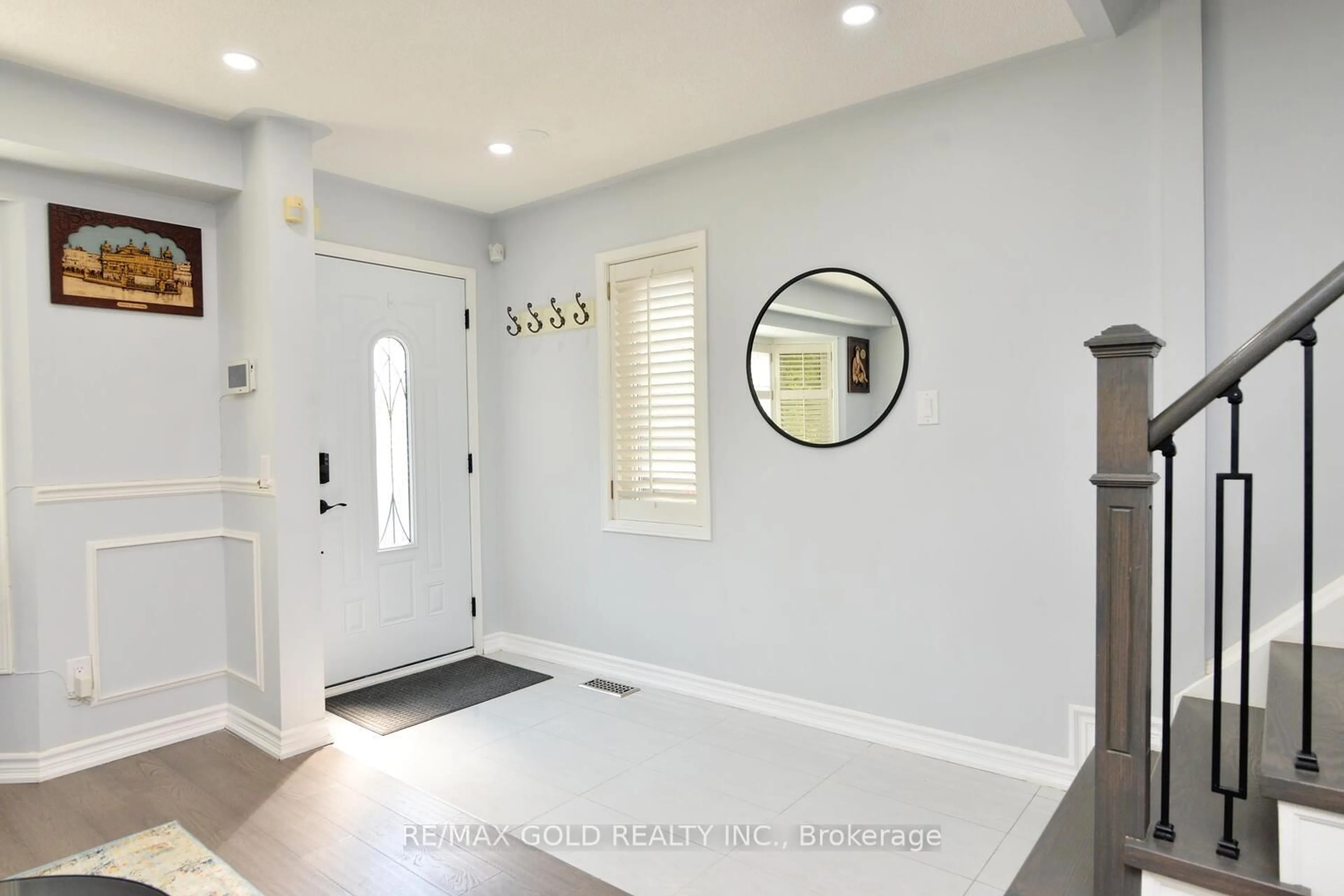 Indoor entryway for 7 Lofty Pines Pl, Brampton Ontario L6R 1K6