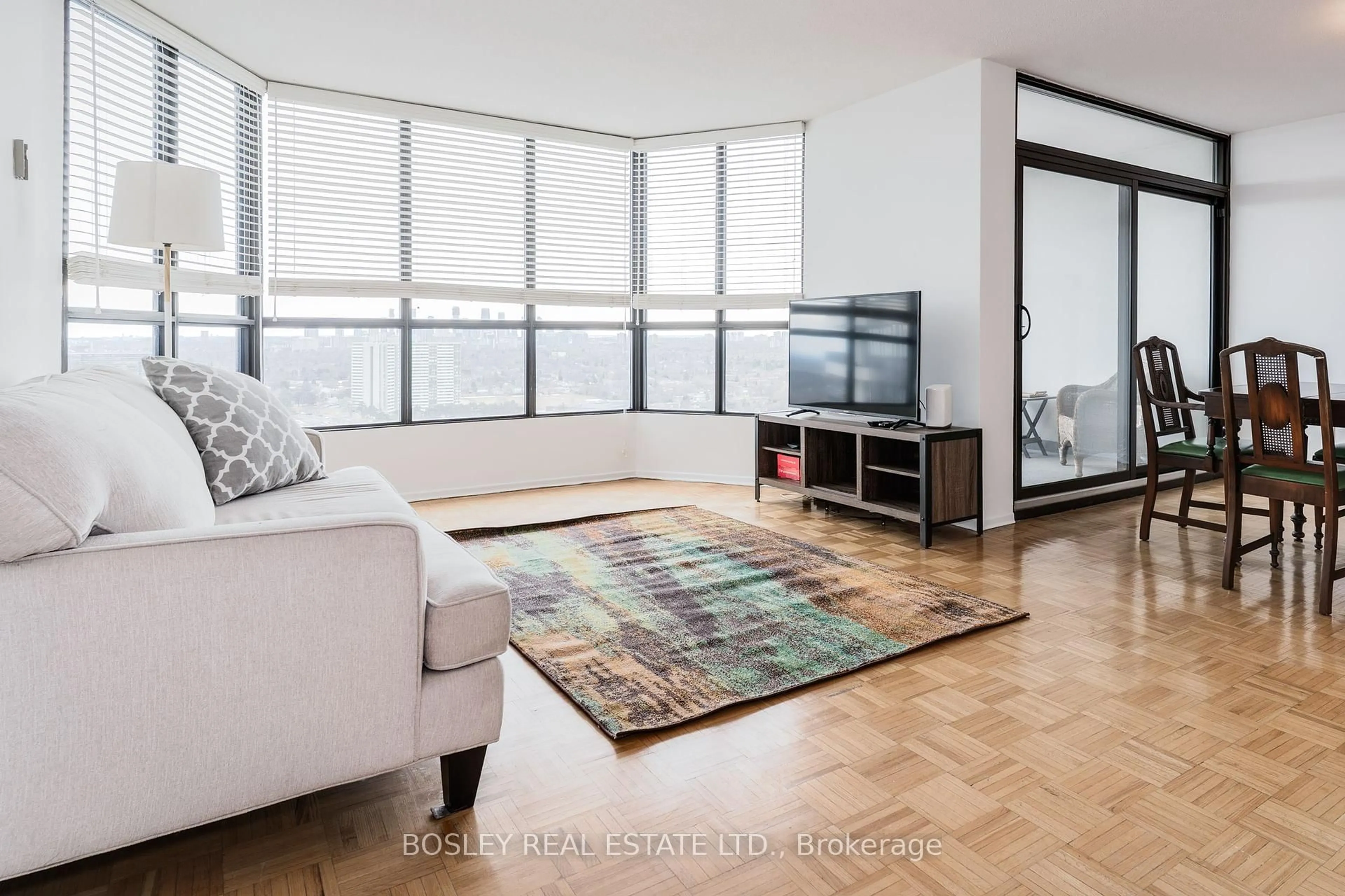 Living room with furniture, unknown for 1333 Bloor St #2206, Mississauga Ontario L4Y 3T6
