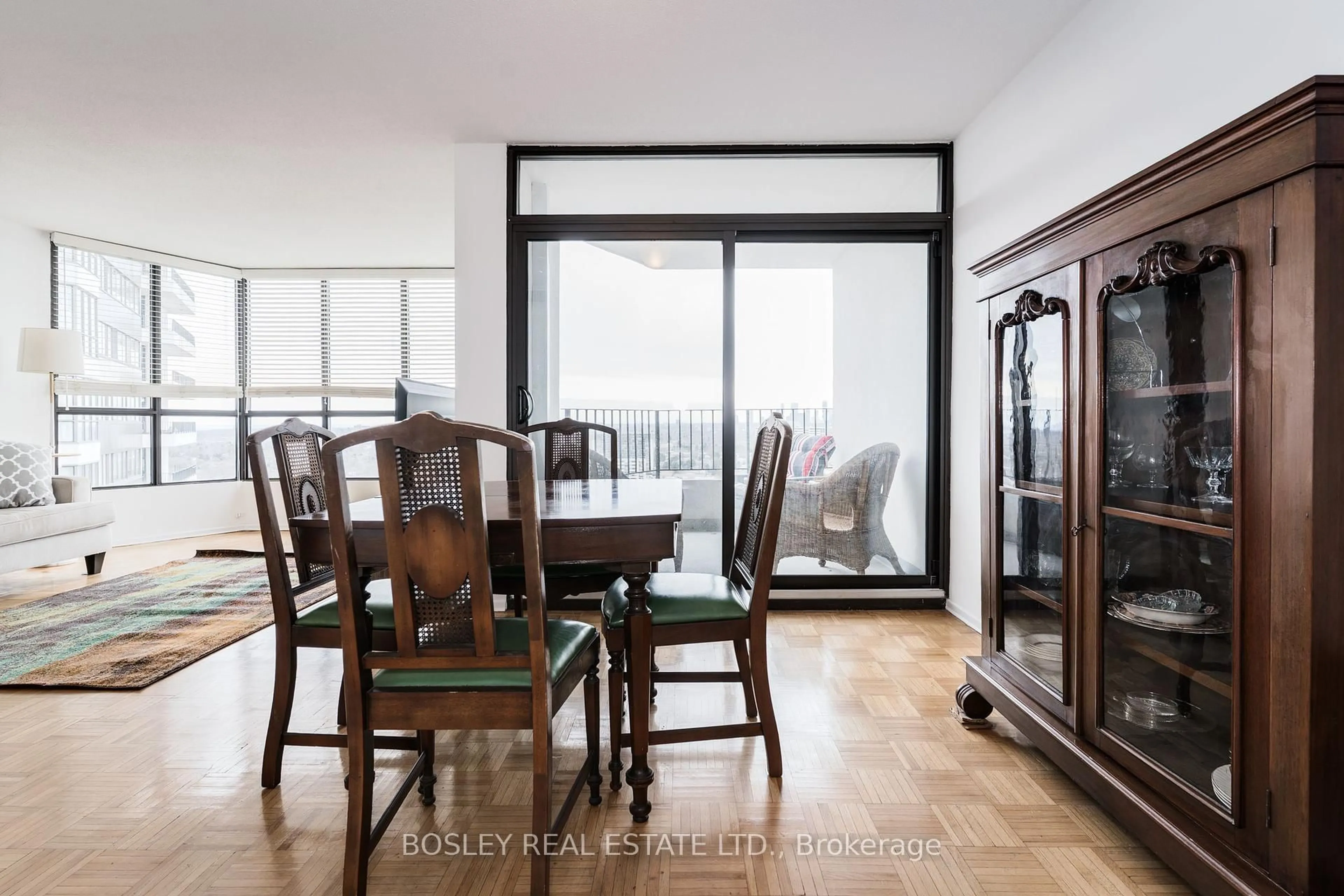 Dining room, wood/laminate floor for 1333 Bloor St #2206, Mississauga Ontario L4Y 3T6
