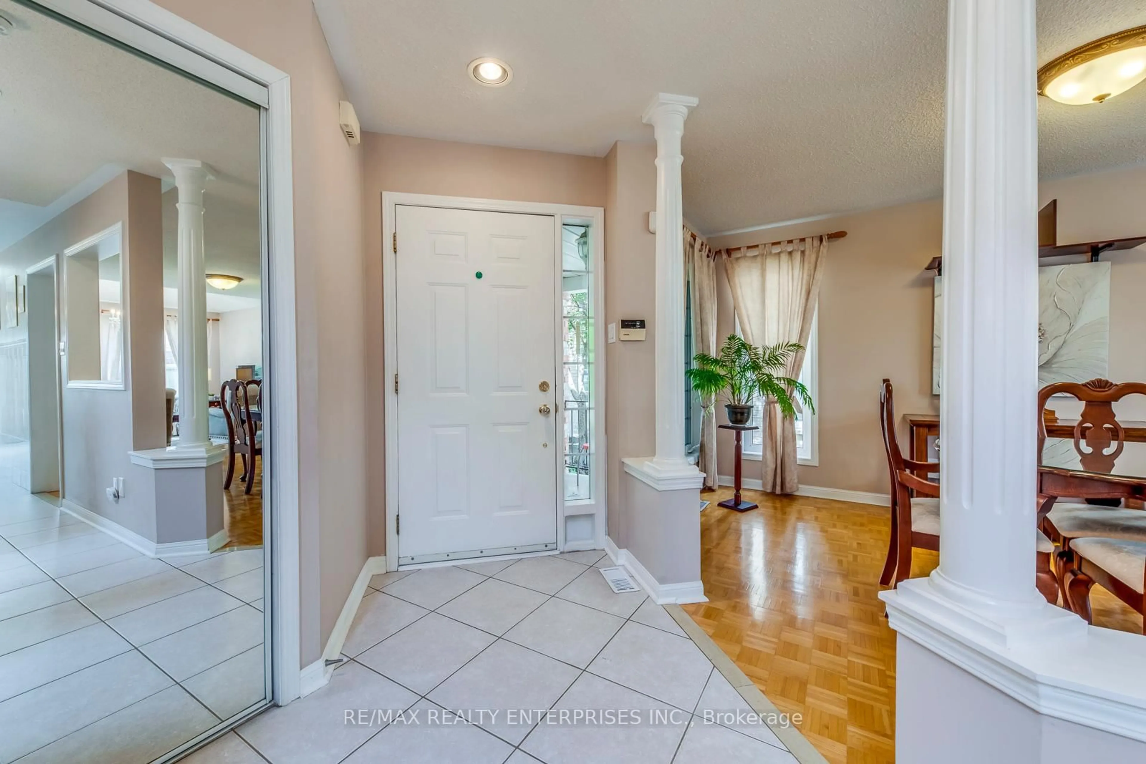 Indoor entryway for 22 Sweet Briar Lane, Brampton Ontario L6Z 4V3