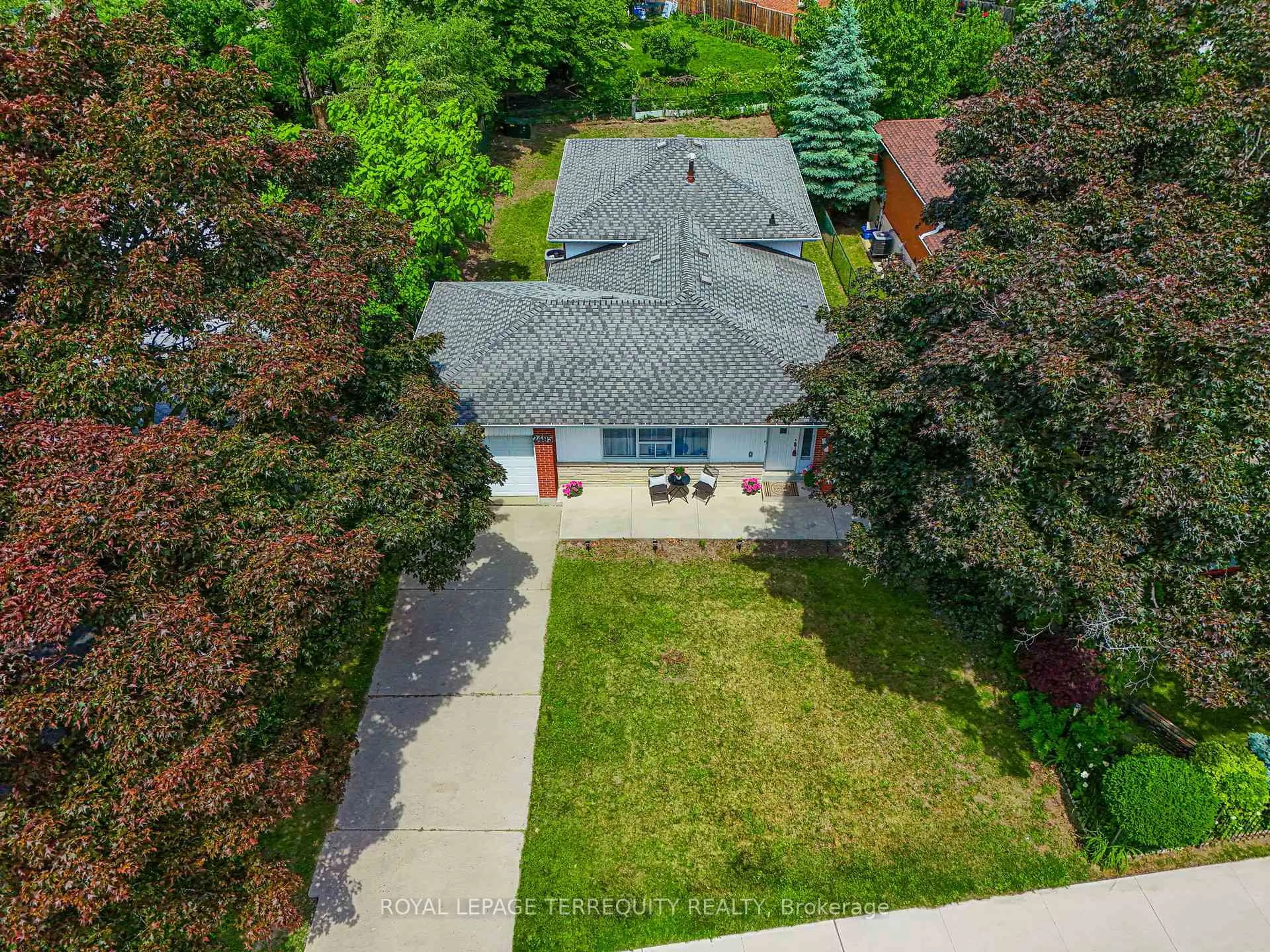 A pic from outside/outdoor area/front of a property/back of a property/a pic from drone, street for 2495 Bromsgrove Rd, Mississauga Ontario L5J 1L7
