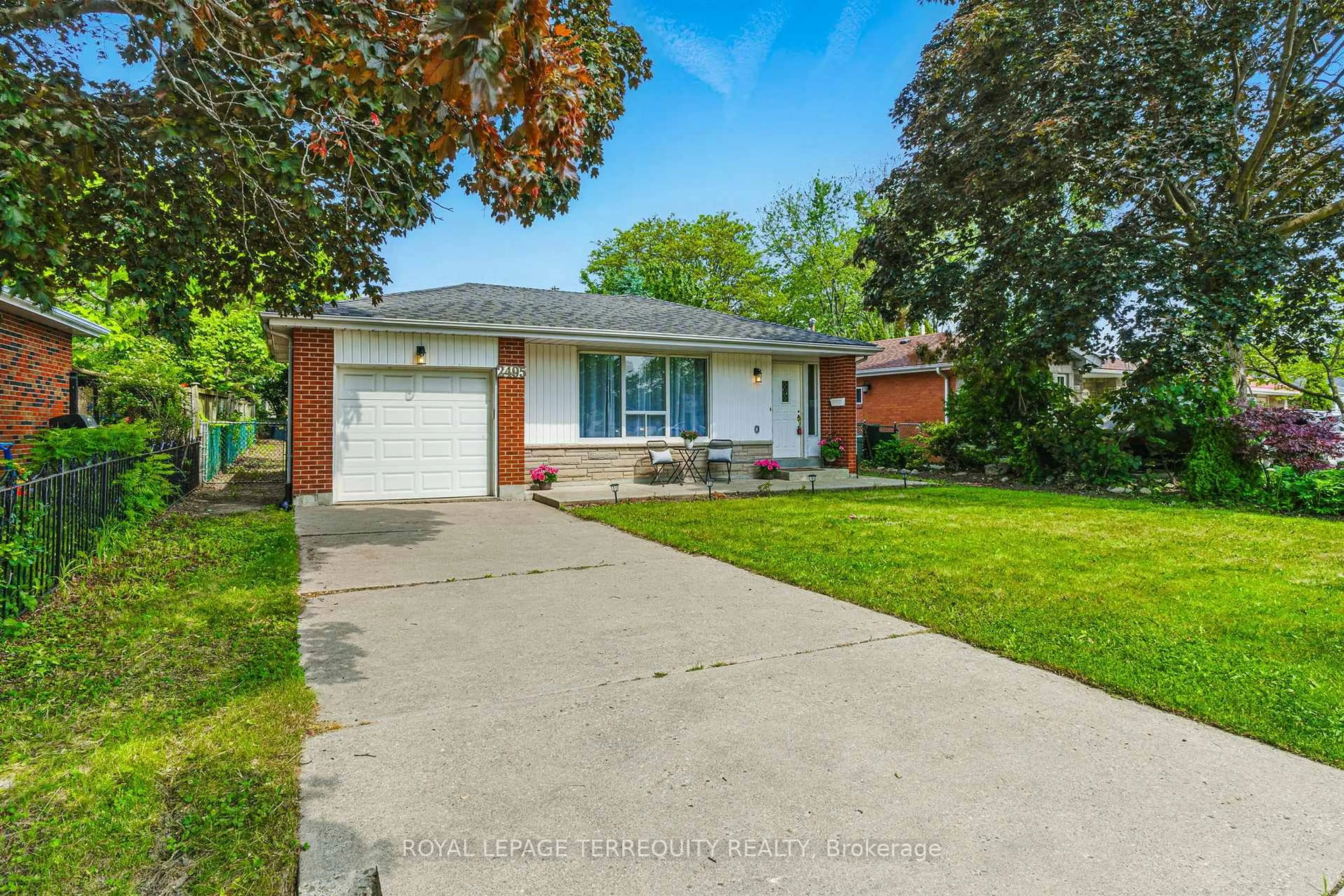 Home with brick exterior material, street for 2495 Bromsgrove Rd, Mississauga Ontario L5J 1L7