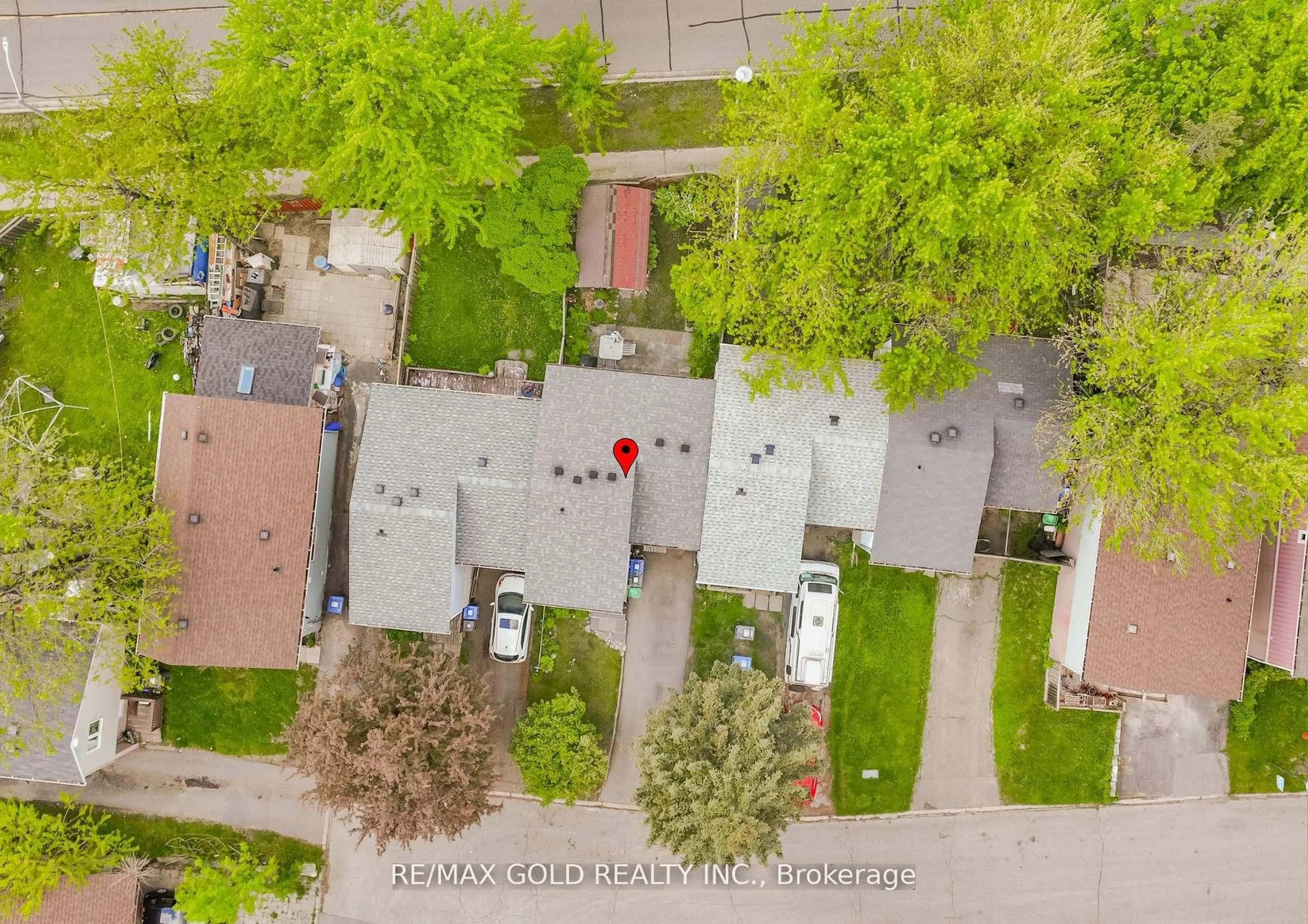 A pic from outside/outdoor area/front of a property/back of a property/a pic from drone, street for 16 Gatsby Sq, Brampton Ontario L6S 2H4