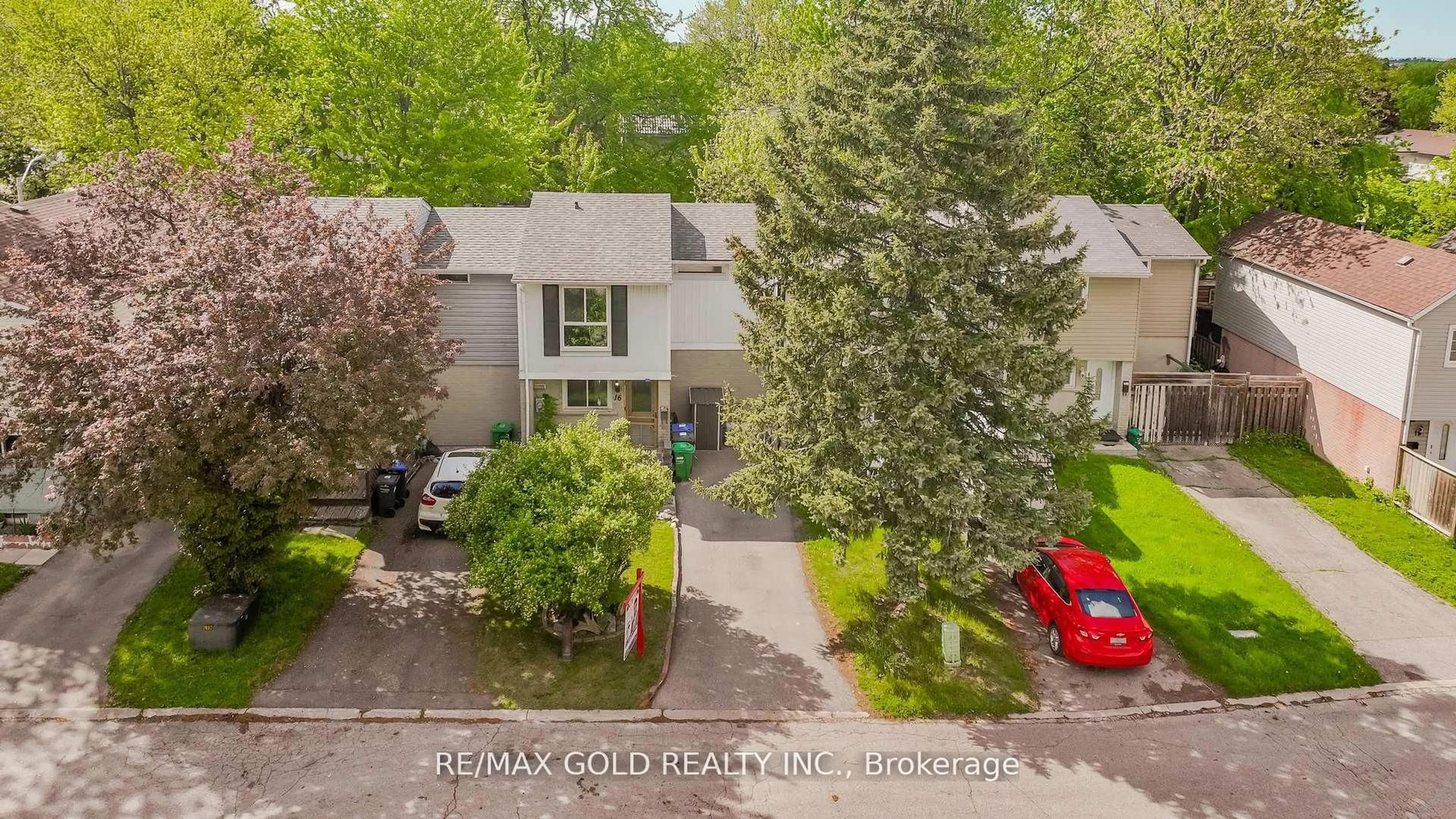 A pic from outside/outdoor area/front of a property/back of a property/a pic from drone, street for 16 Gatsby Sq, Brampton Ontario L6S 2H4