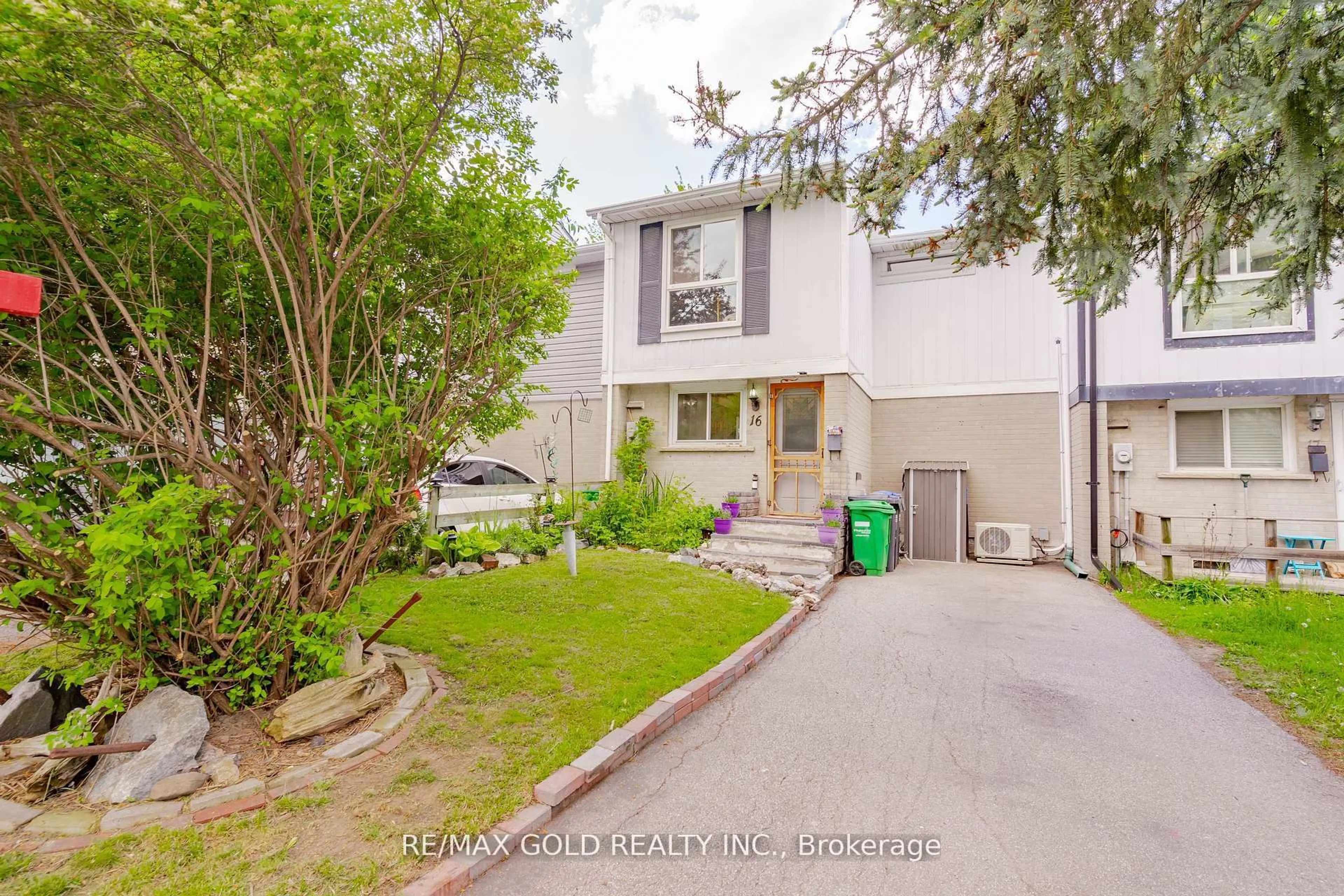 A pic from outside/outdoor area/front of a property/back of a property/a pic from drone, street for 16 Gatsby Sq, Brampton Ontario L6S 2H4