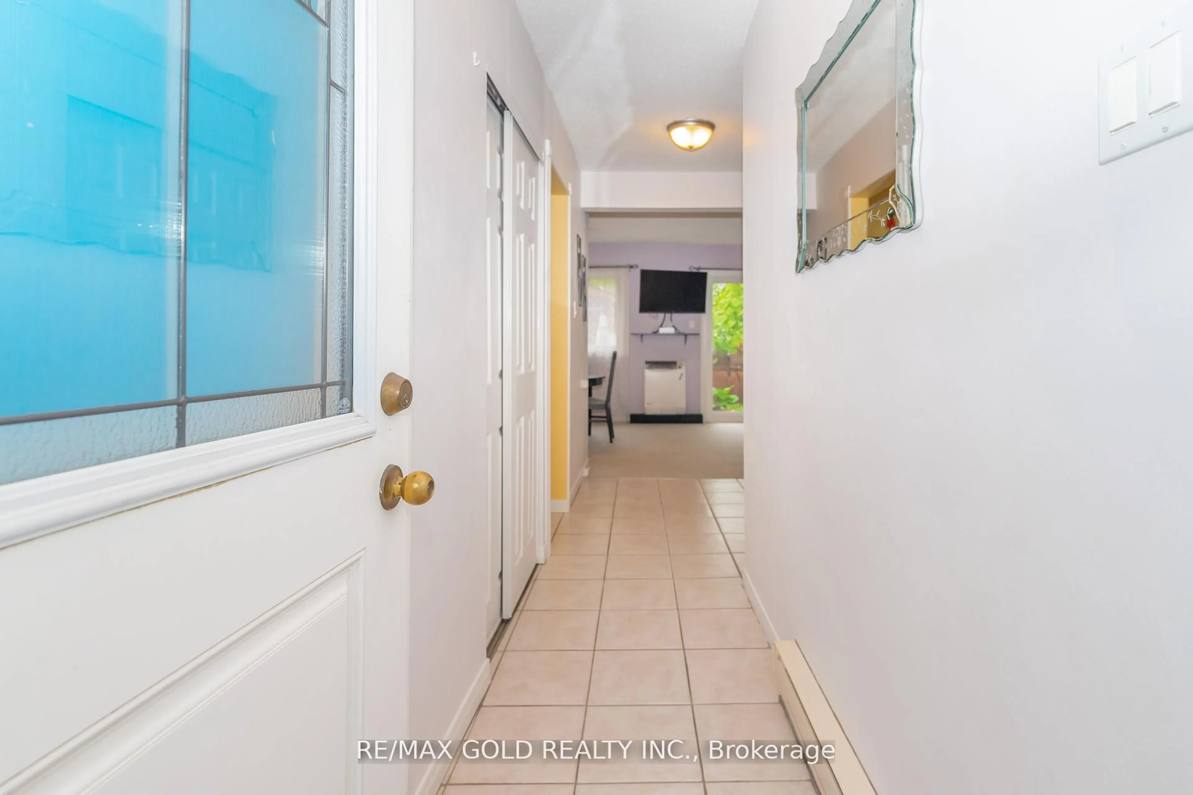 Indoor entryway for 16 Gatsby Sq, Brampton Ontario L6S 2H4