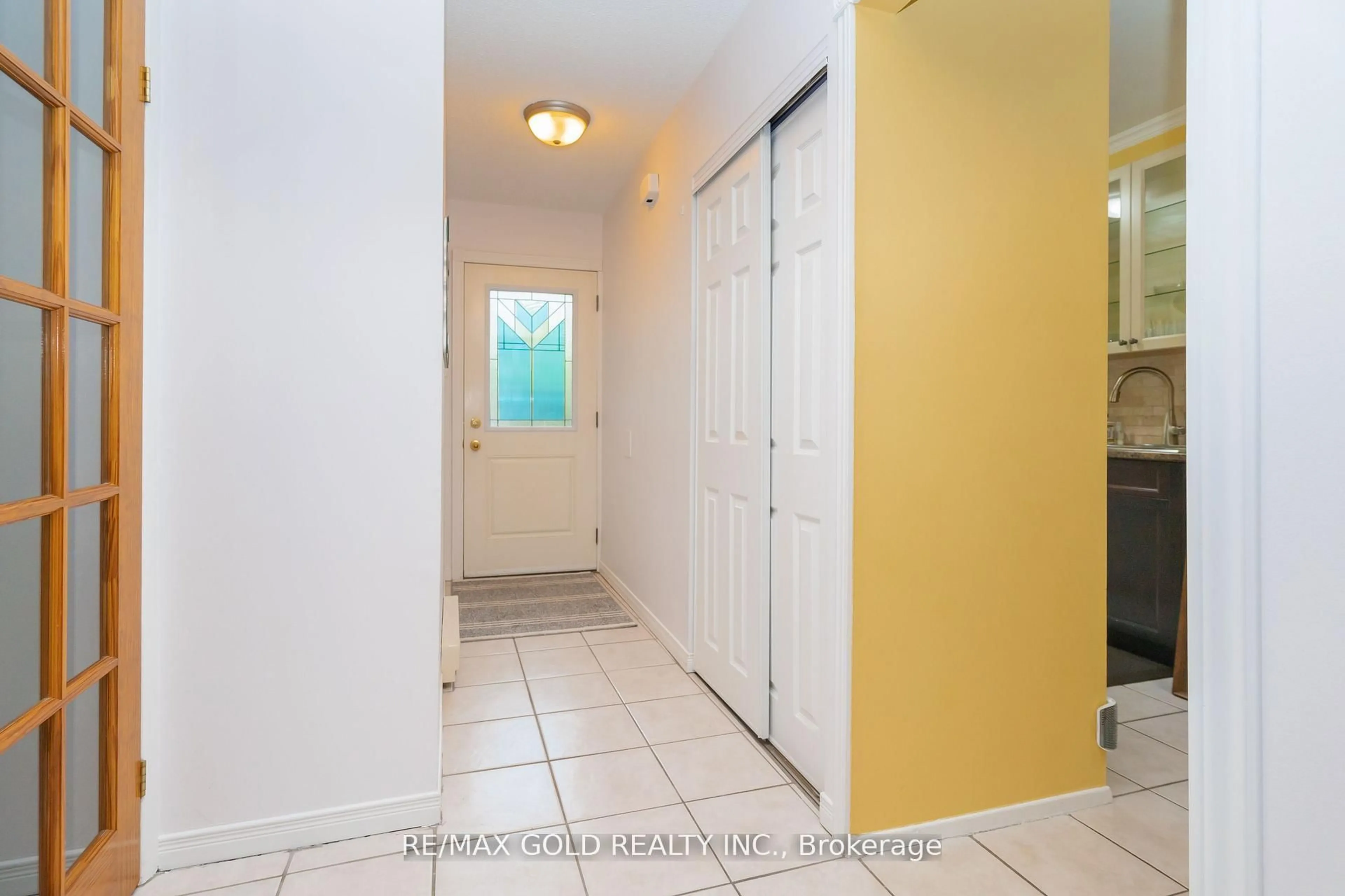 Indoor entryway for 16 Gatsby Sq, Brampton Ontario L6S 2H4
