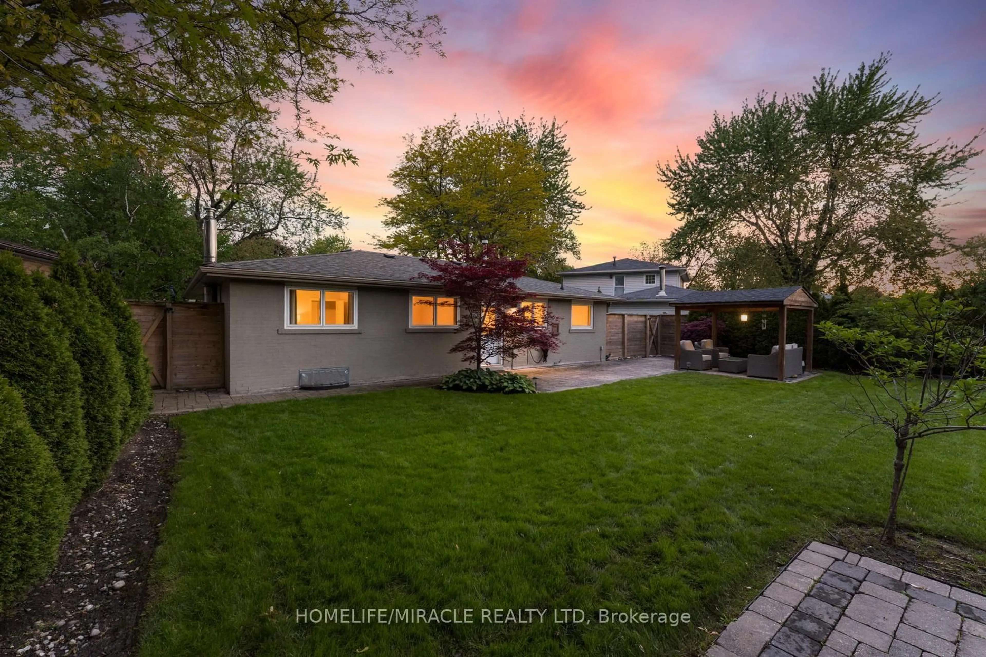 A pic from outside/outdoor area/front of a property/back of a property/a pic from drone, street for 46 Farmington Dr, Brampton Ontario L6W 2V2