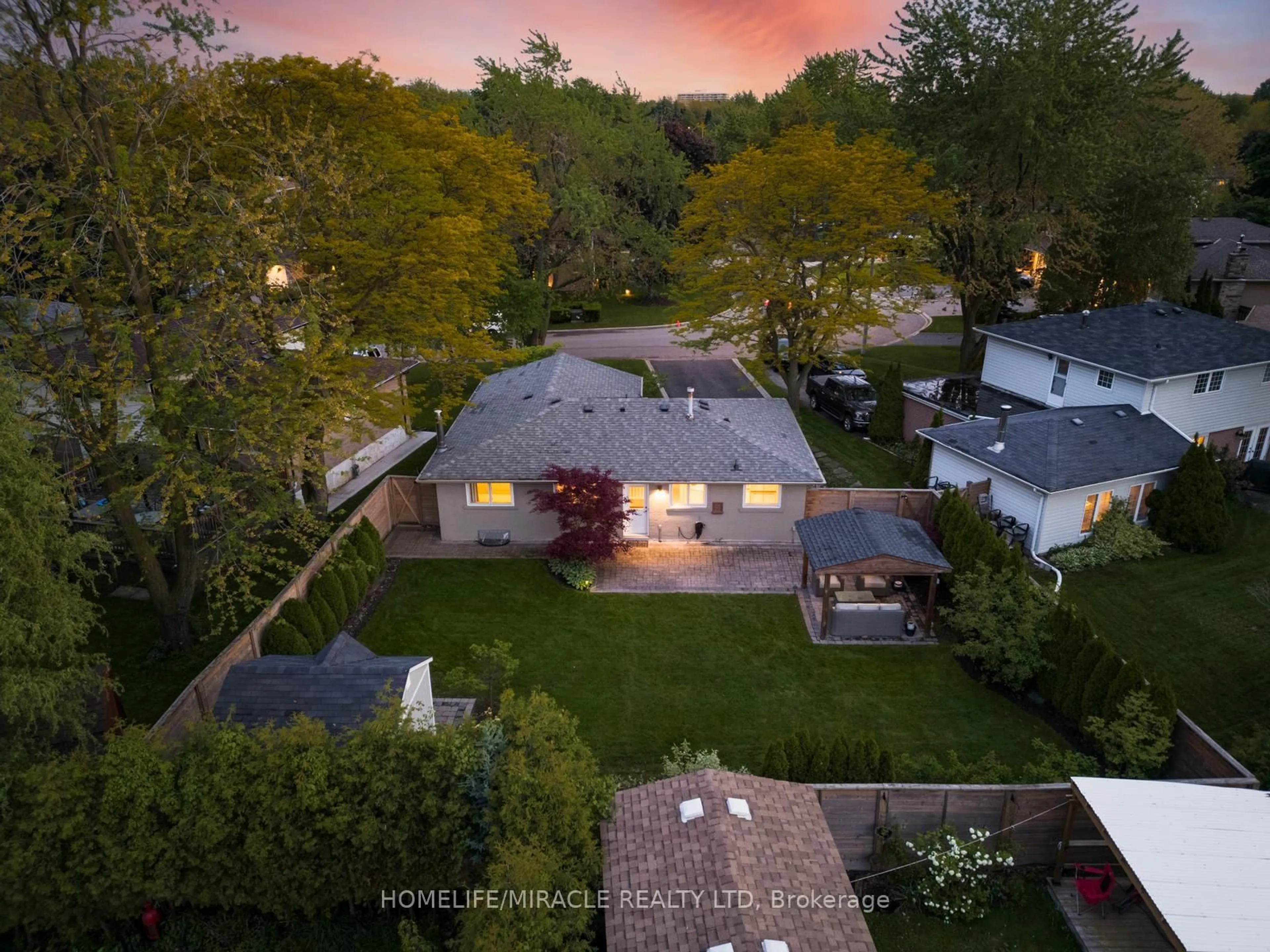 A pic from outside/outdoor area/front of a property/back of a property/a pic from drone, street for 46 Farmington Dr, Brampton Ontario L6W 2V2