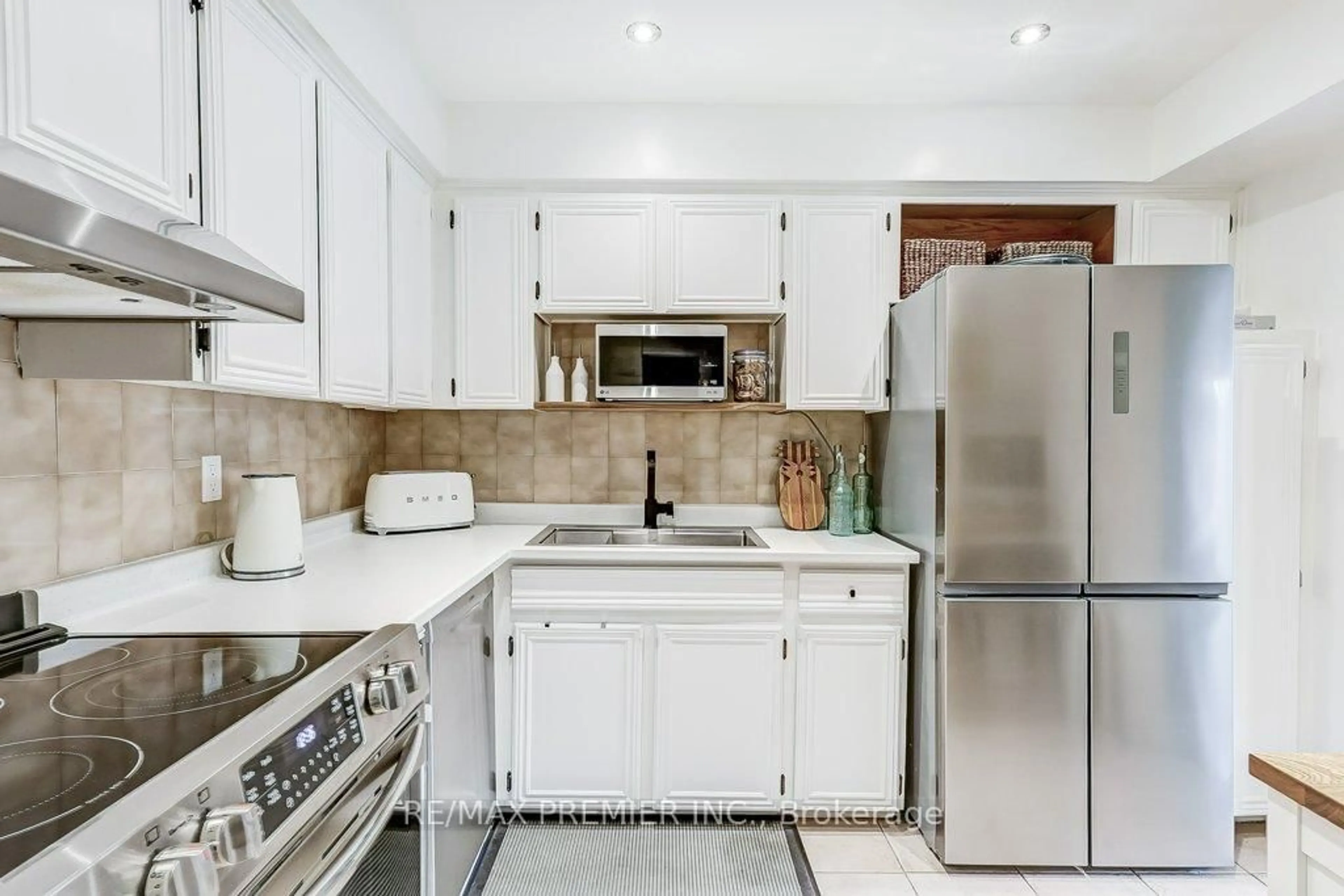 Standard kitchen, ceramic/tile floor for 1951 Rathburn Rd #20, Mississauga Ontario L4W 2N9