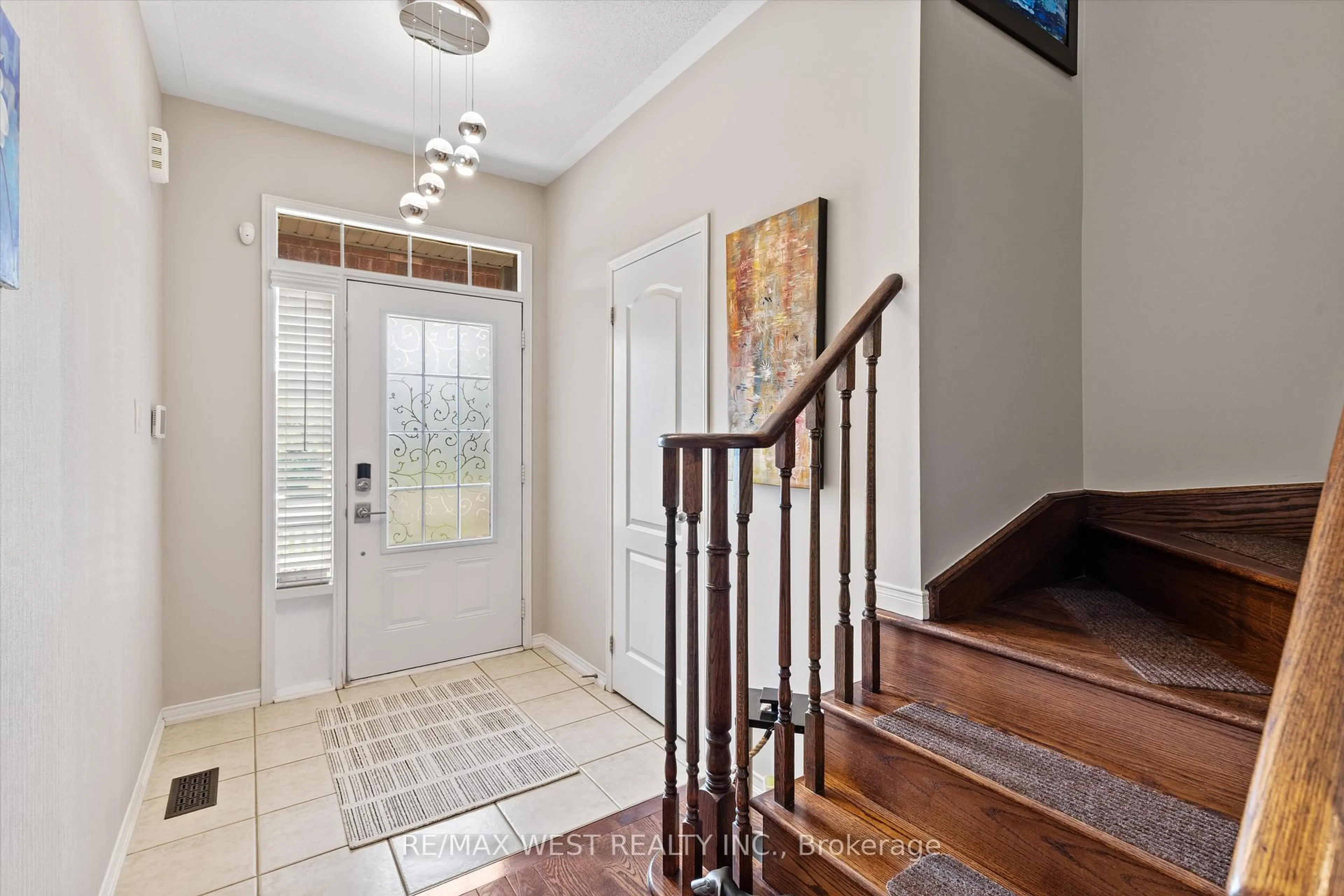 Indoor entryway for 164 Sussexvale Dr, Brampton Ontario L6R 3R2