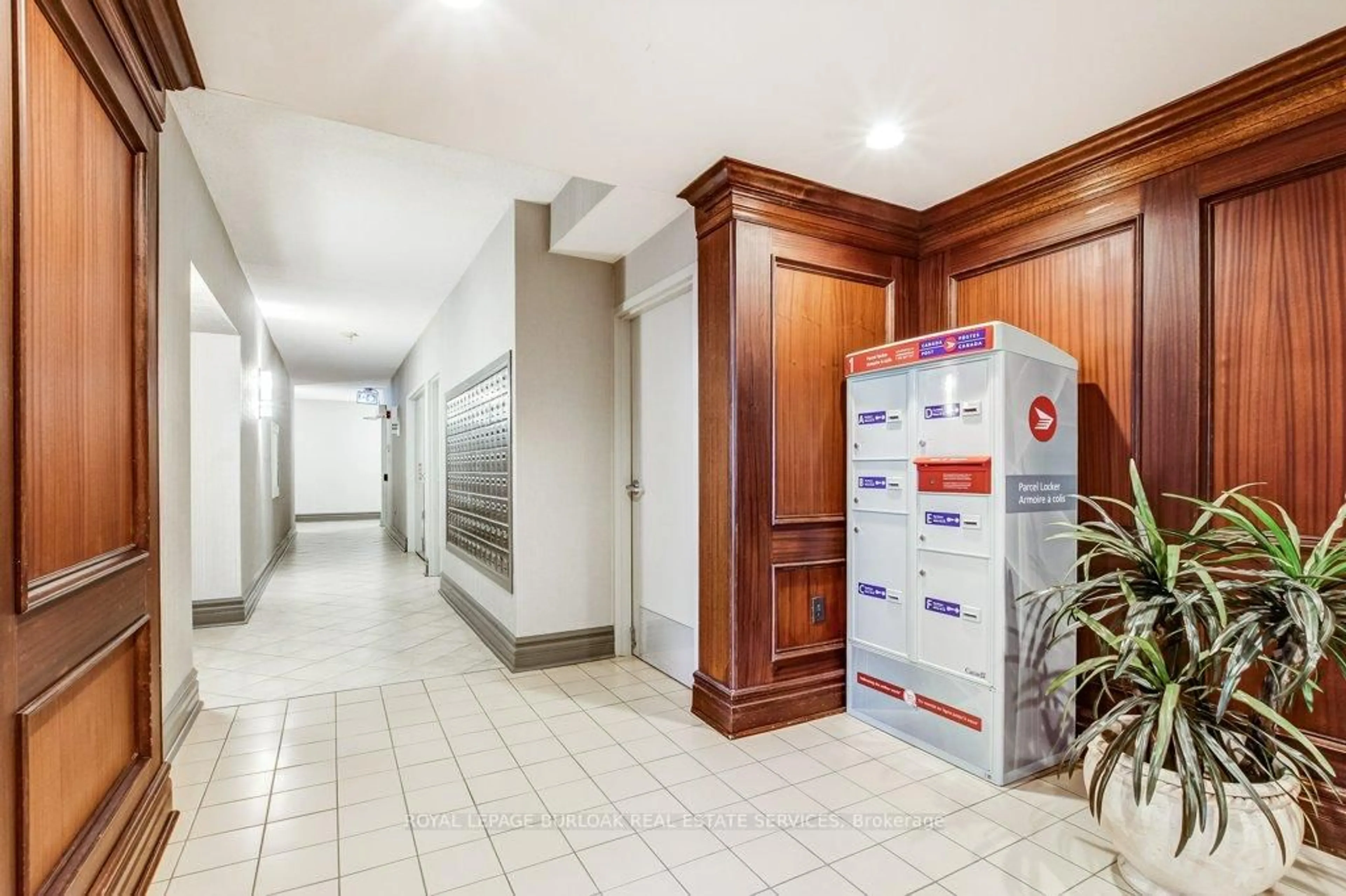 Indoor foyer for 1201 North Shore Blvd #1106, Burlington Ontario L7S 1Z5
