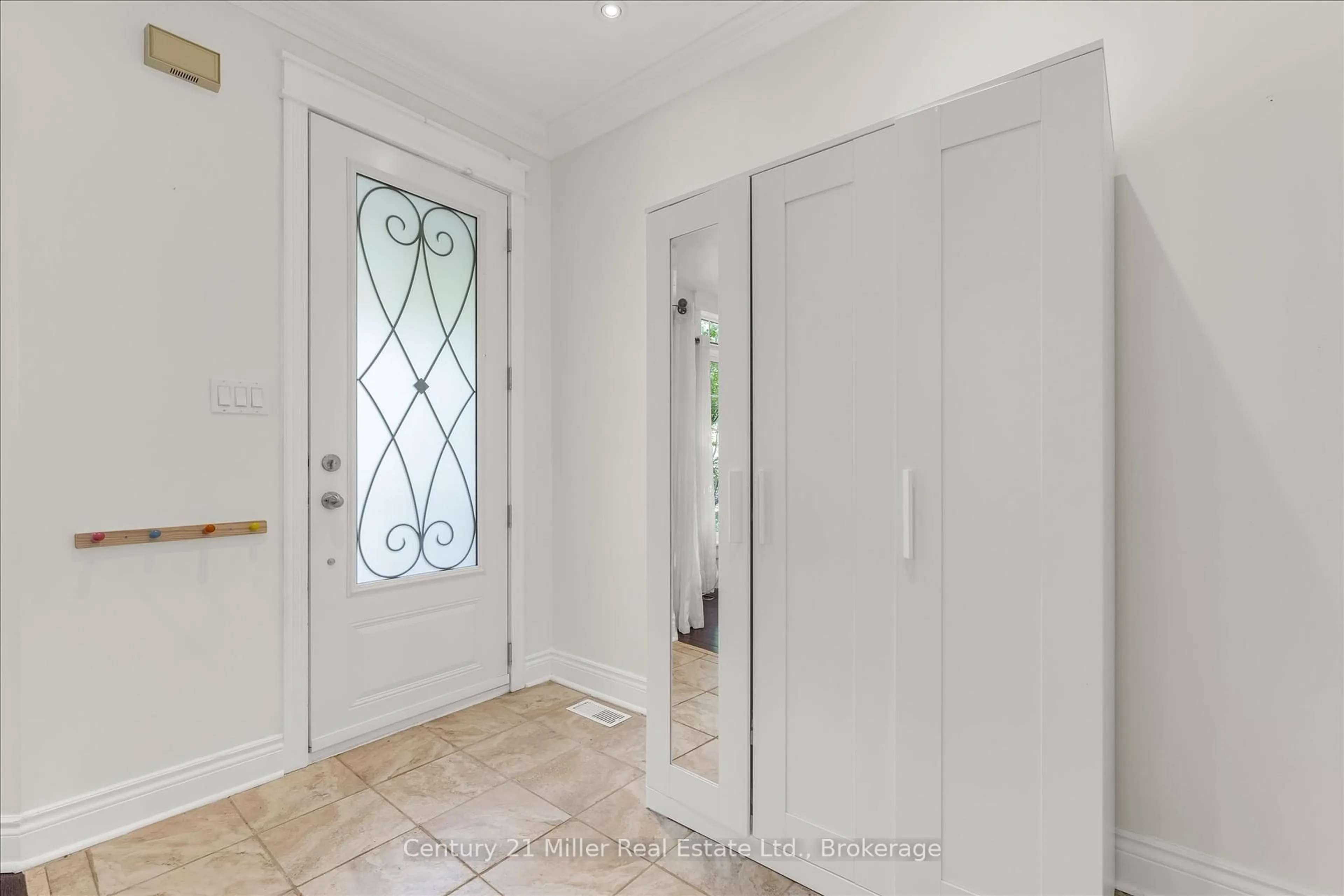 Indoor entryway for 138 Gatwick Dr, Oakville Ontario L6H 6N3