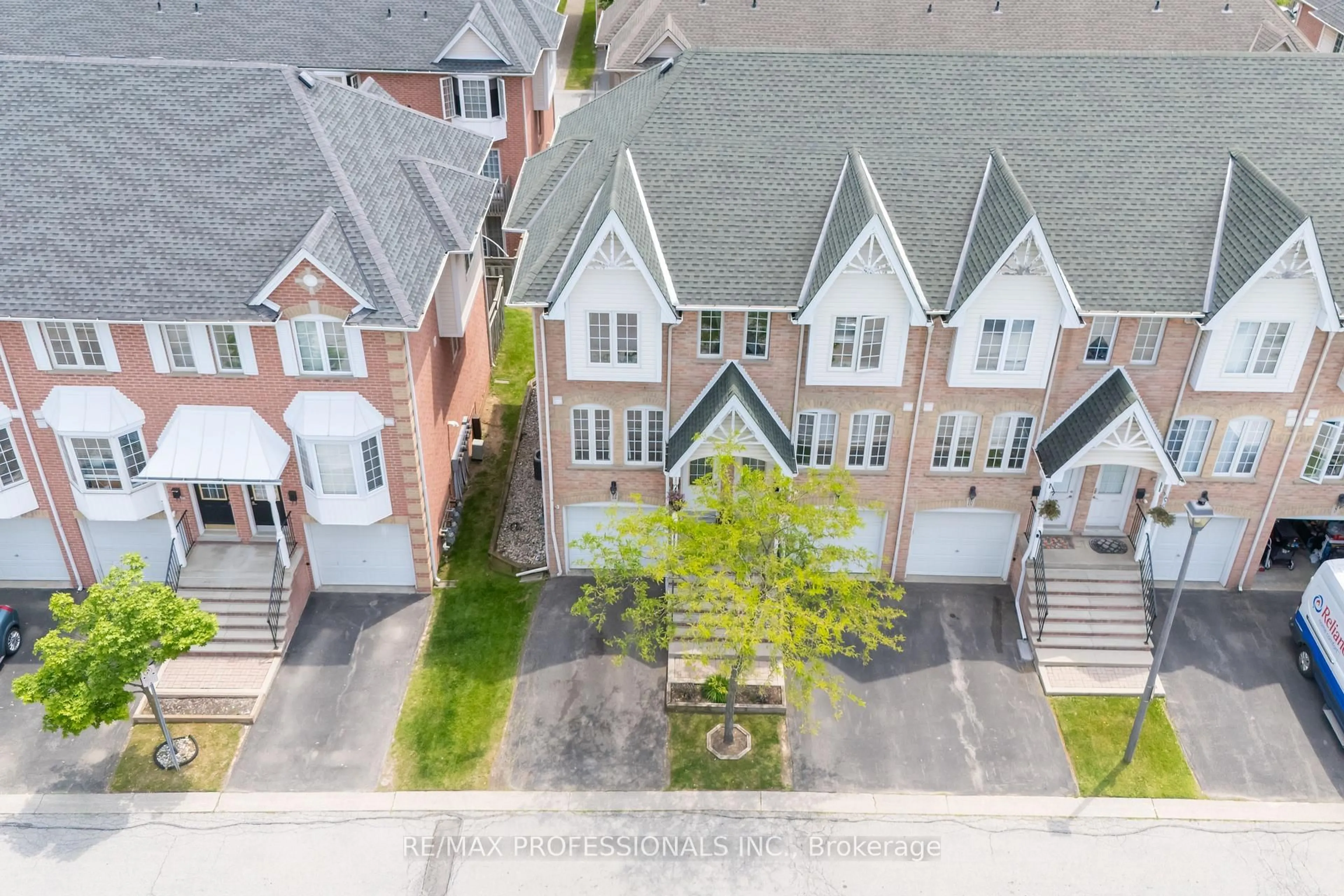 A pic from outside/outdoor area/front of a property/back of a property/a pic from drone, street for 3480 Upper Middle Rd #12, Burlington Ontario L7M 4R8