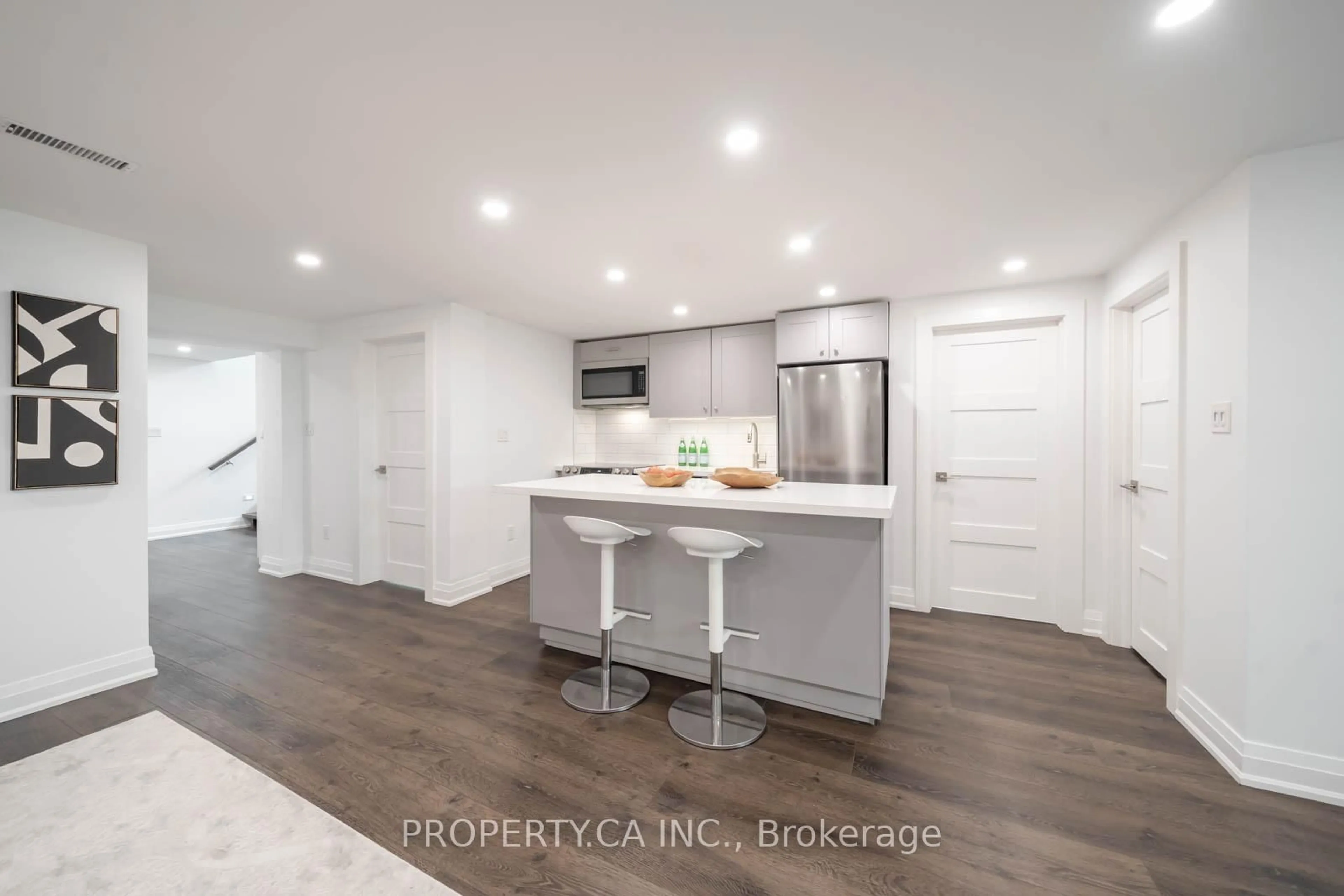 Open concept kitchen, unknown for 1533 Rometown Dr, Mississauga Ontario L5E 2T8