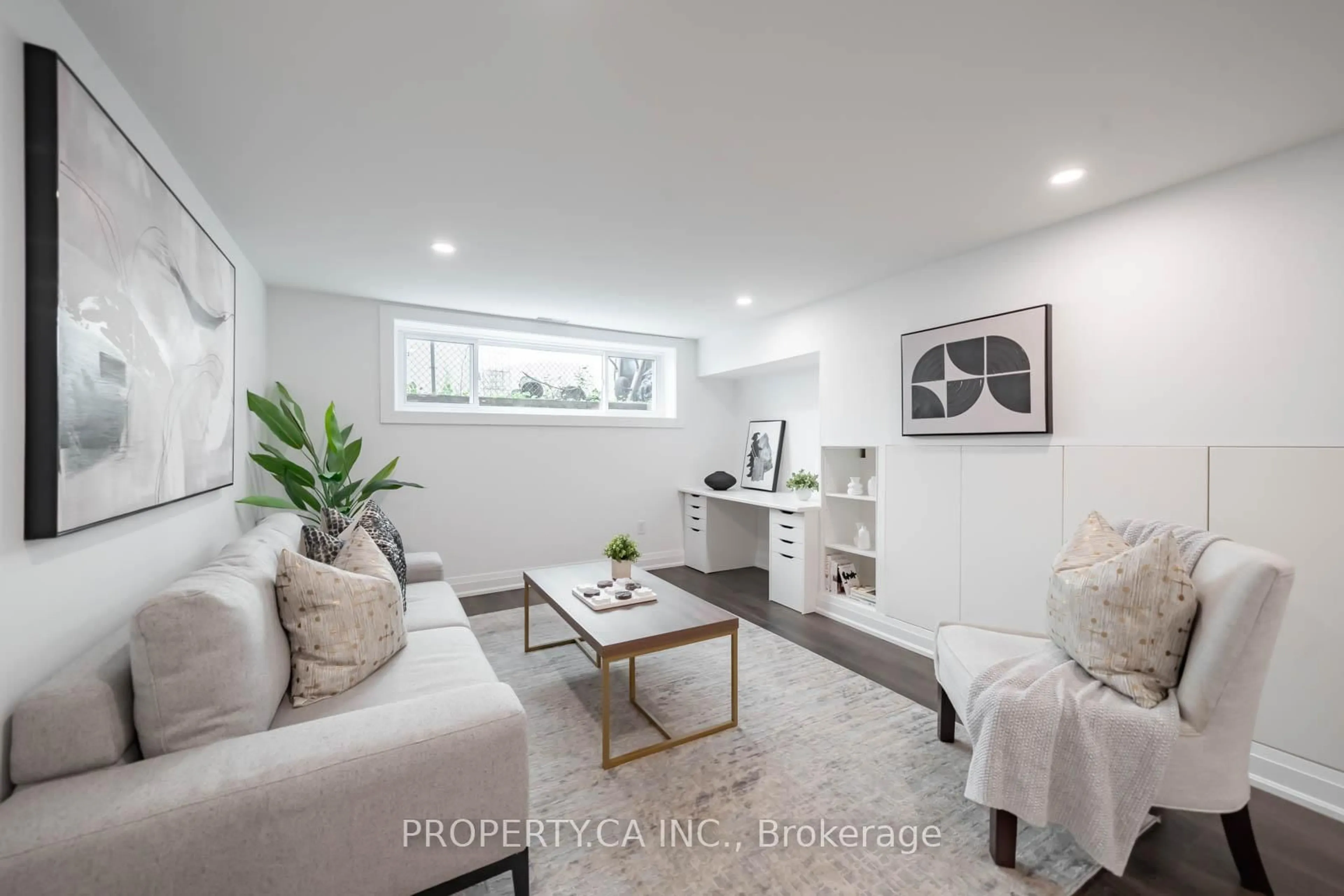 Living room with furniture, unknown for 1533 Rometown Dr, Mississauga Ontario L5E 2T8