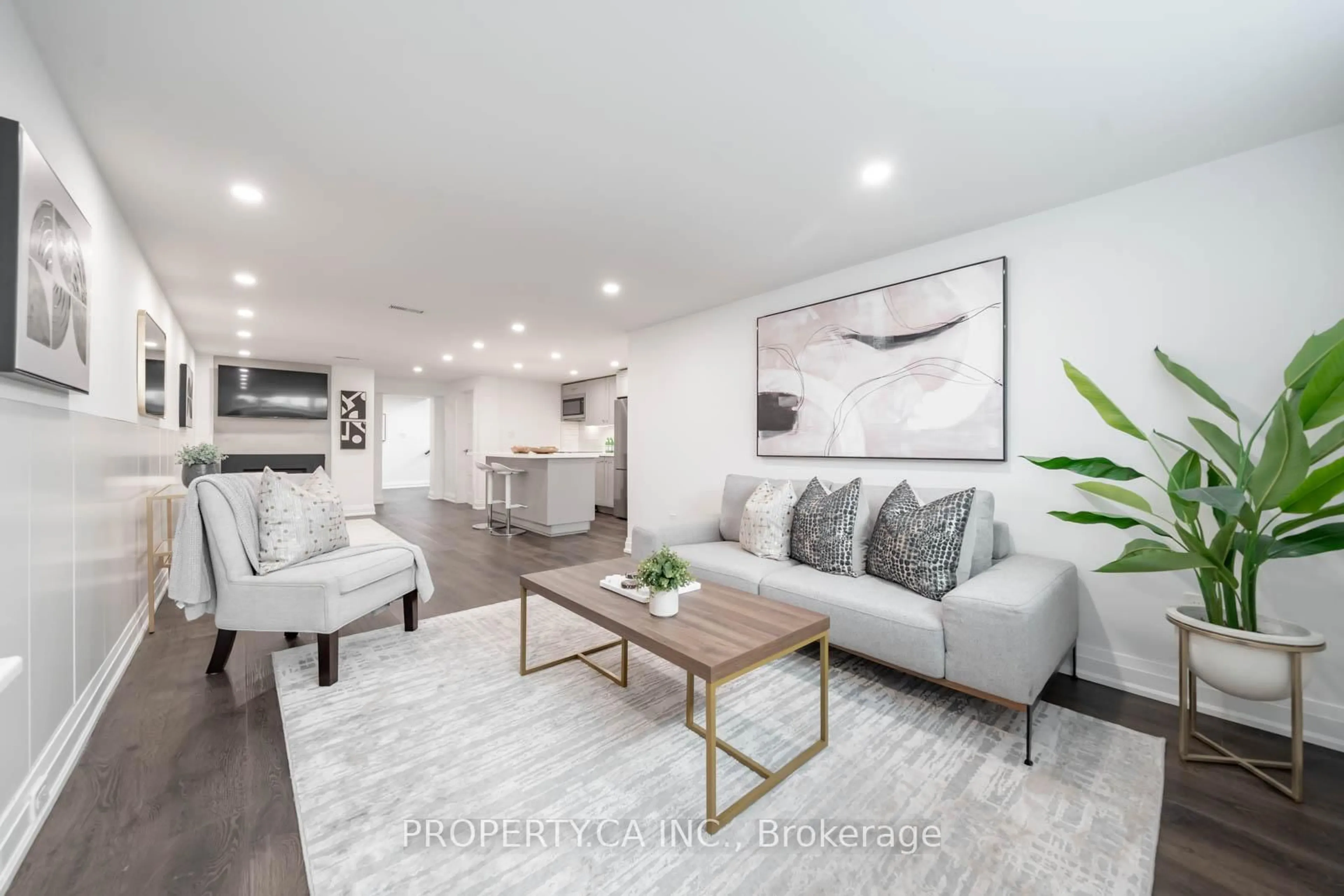 Living room with furniture, unknown for 1533 Rometown Dr, Mississauga Ontario L5E 2T8