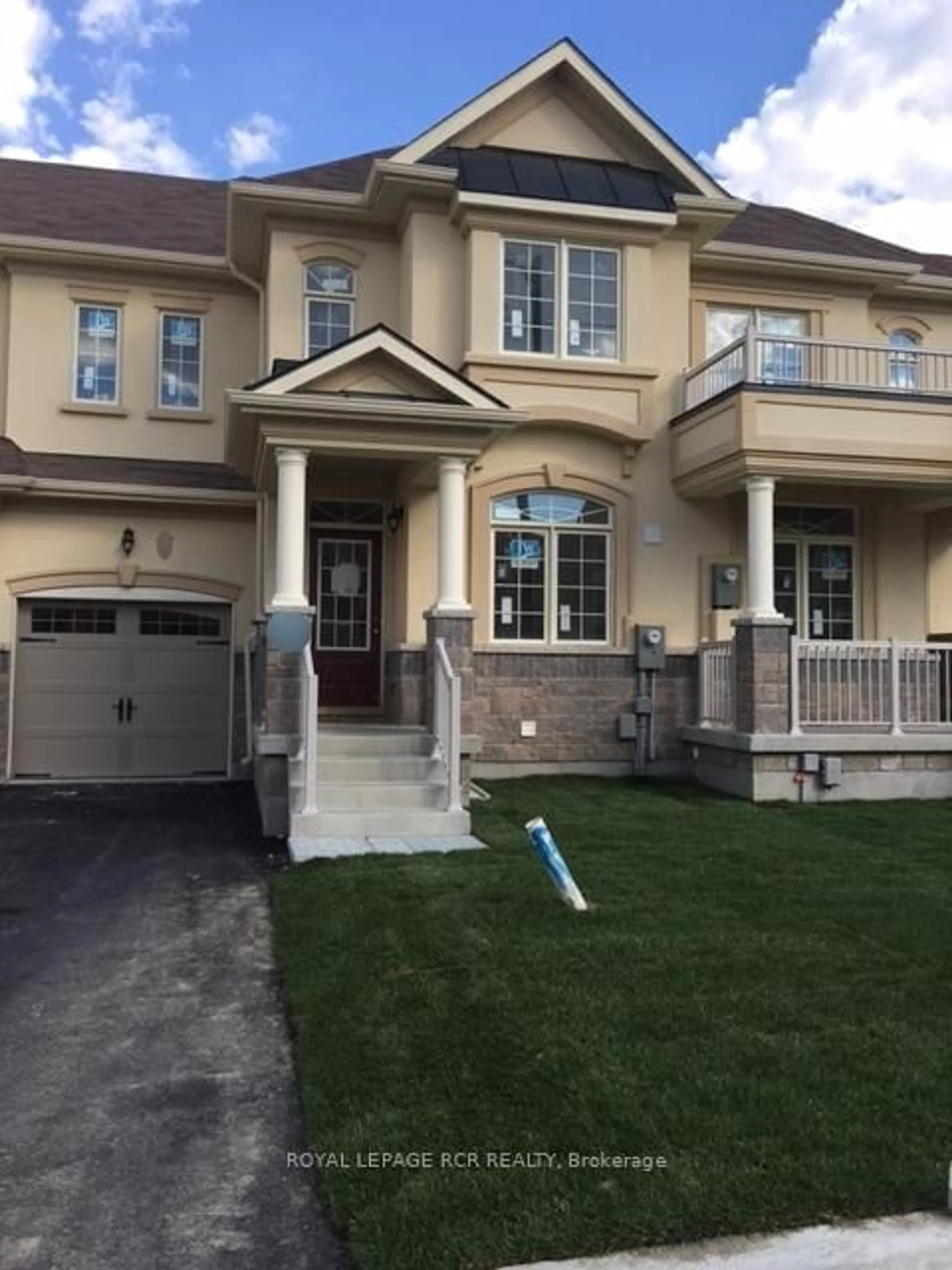 Home with vinyl exterior material, street for 17 Ledger Point Cres, Brampton Ontario L6R 0B3