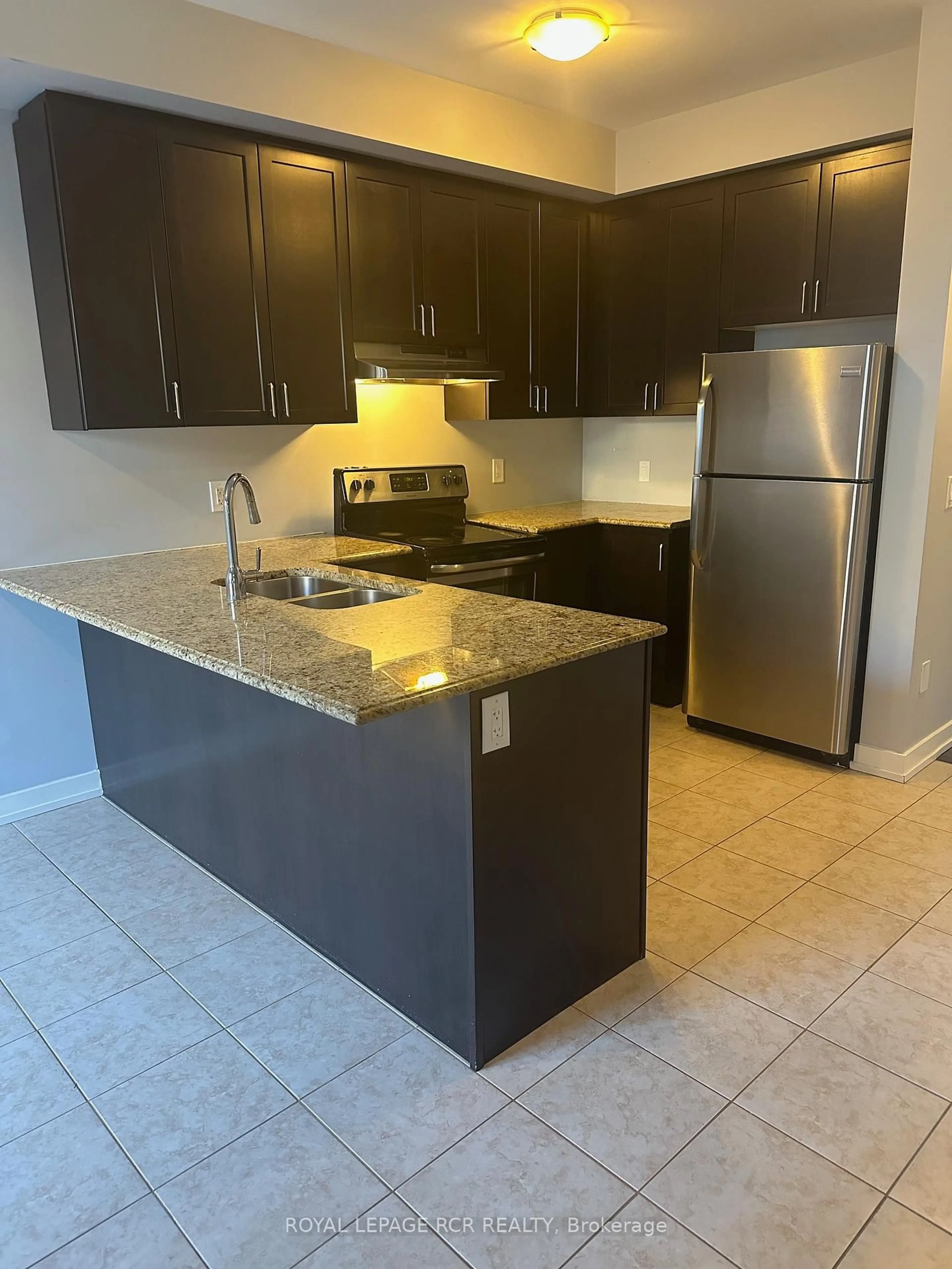 Standard kitchen, unknown for 17 Ledger Point Cres, Brampton Ontario L6R 0B3
