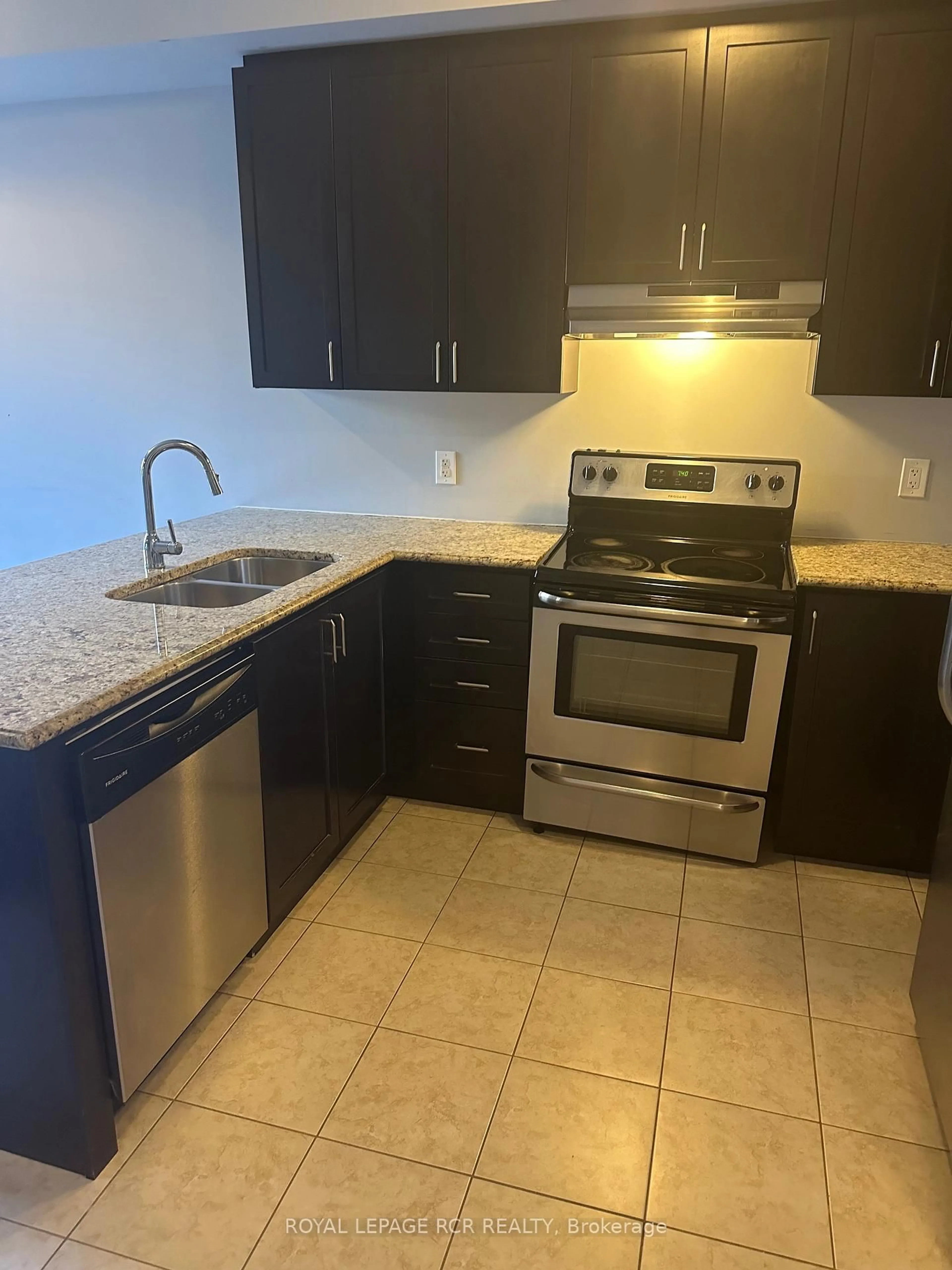 Standard kitchen, ceramic/tile floor for 17 Ledger Point Cres, Brampton Ontario L6R 0B3
