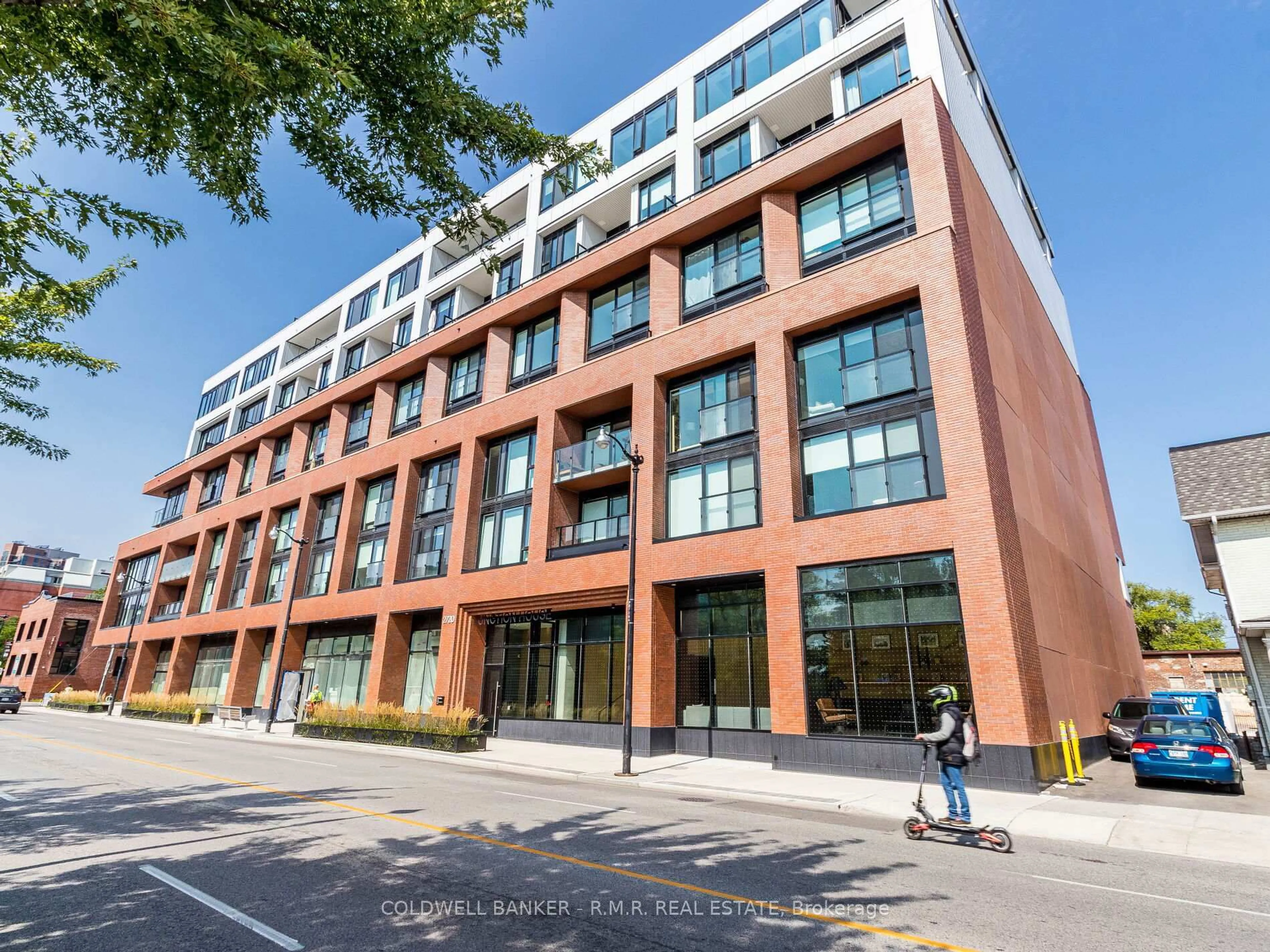 Unknown for 2720 Dundas St #703, Toronto Ontario M6P 0C3
