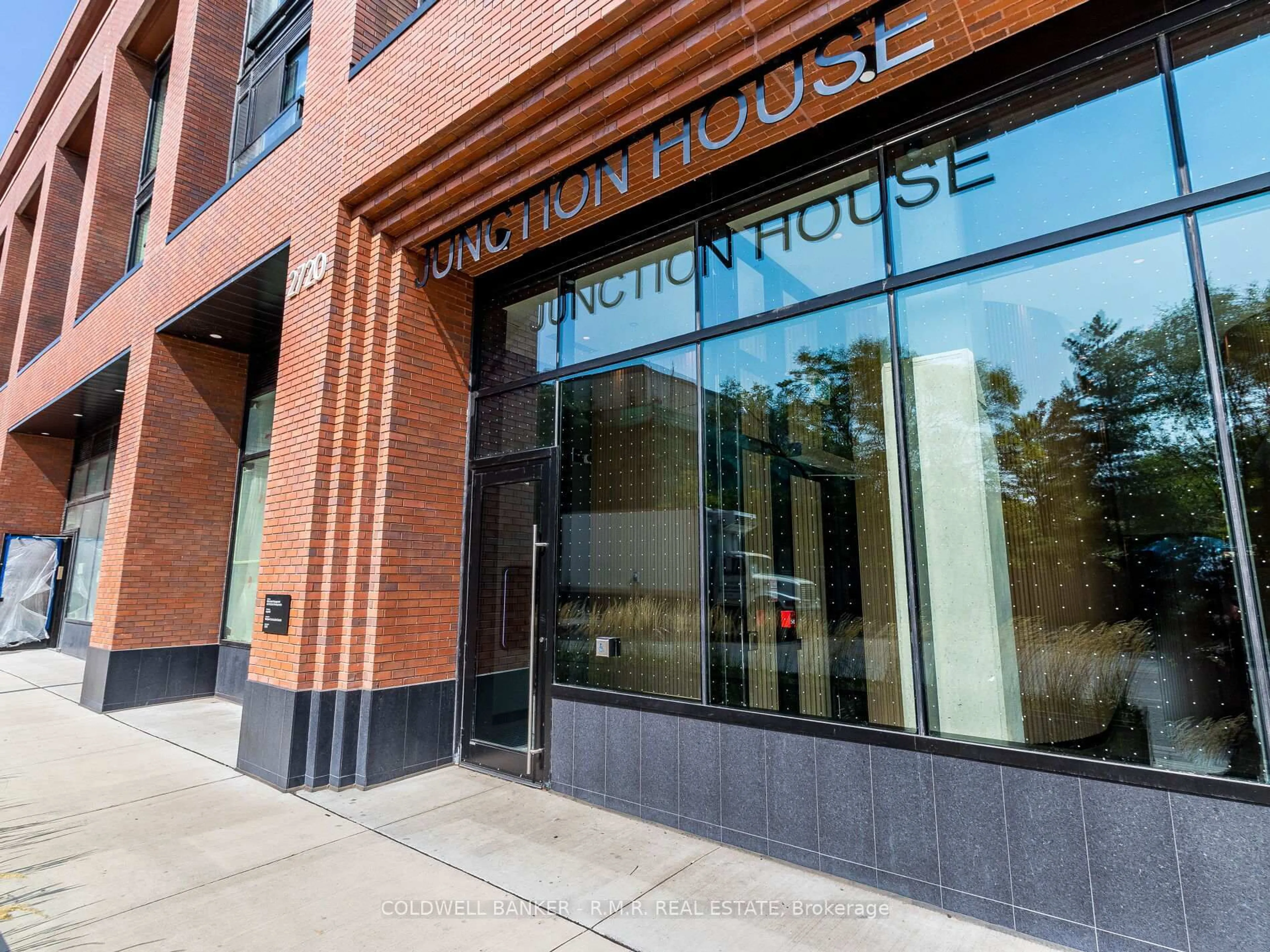 Indoor foyer for 2720 Dundas St #703, Toronto Ontario M6P 0C3