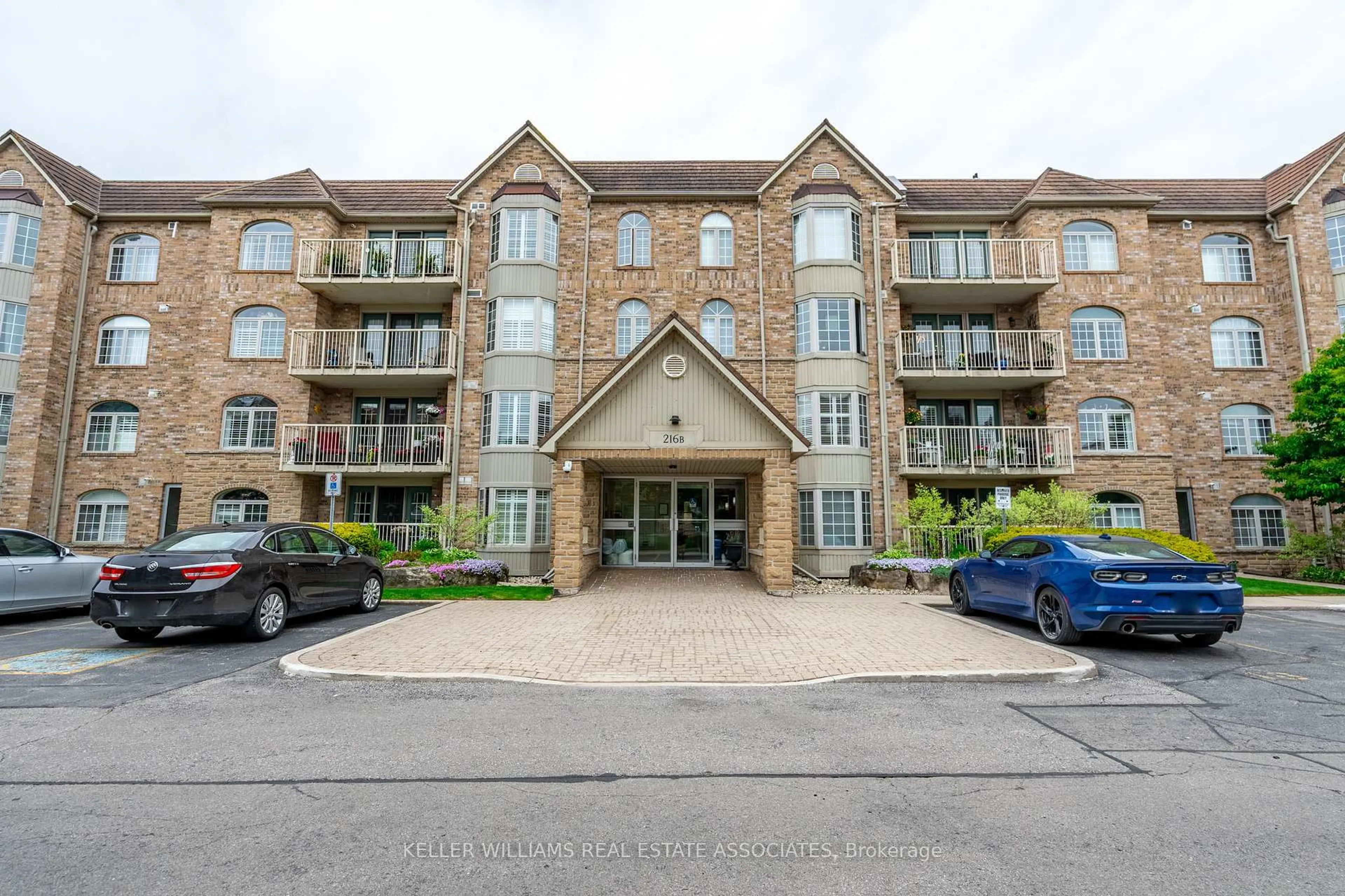 Indoor foyer for 216 Plains Rd #B208, Burlington Ontario L7T 4K9