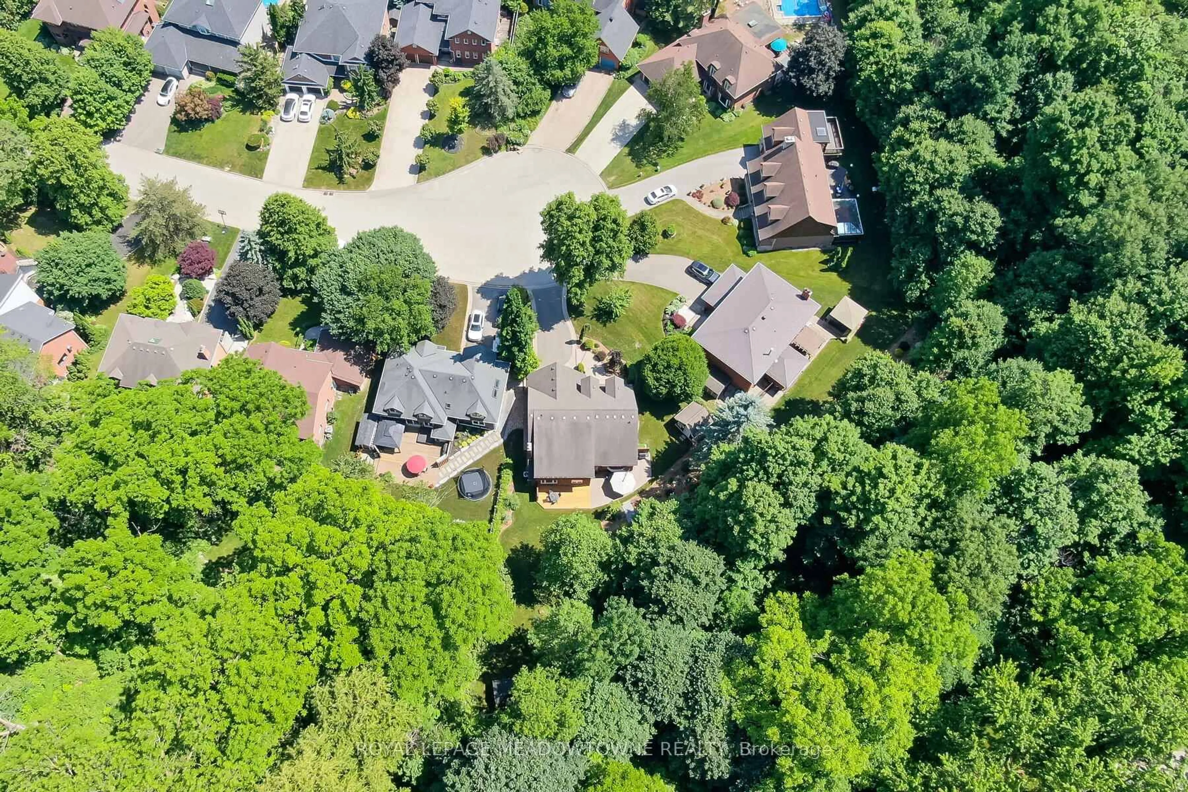 A pic from outside/outdoor area/front of a property/back of a property/a pic from drone, street for 20 Cindebarke Terr, Halton Hills Ontario L7G 4S5