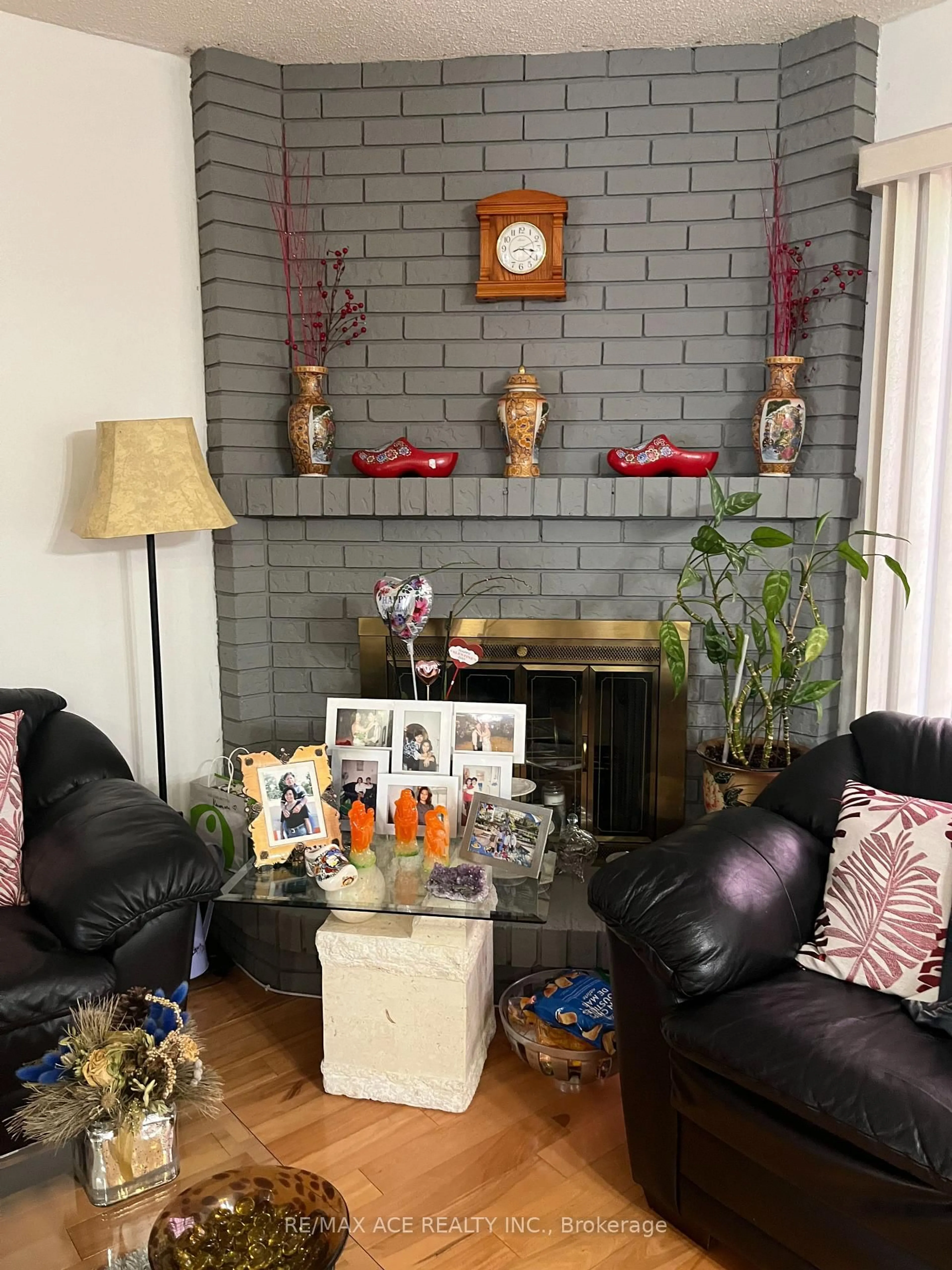Living room with furniture, unknown for 27 Woodsview Ave, Toronto Ontario M9W 6B9
